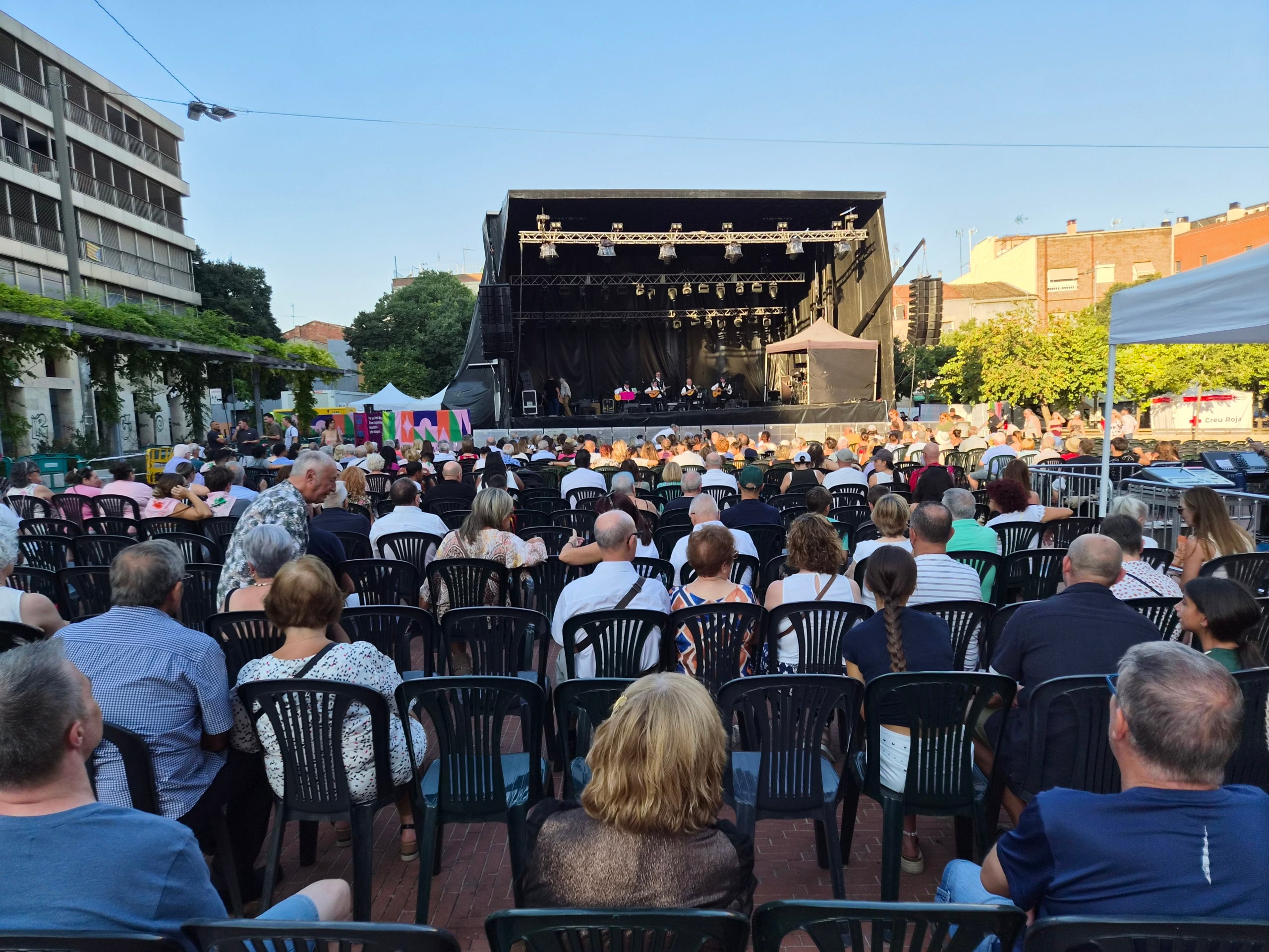 La calor ha fet endarrerir més d’una hora els espectacles de cultura andalusa i extremenya a la plaça Nova de Terrassa. Sota un sol de justícia els primers a sortir a l’escenari han estat el grup Tierra Extremeña, del Centro Cultural Unión Extremeña. Ells han sigut els primers d’un vespre i nit ple d’actuacions de les entitats culturals andaluses, amb quadres de ball i cors rocieros.
