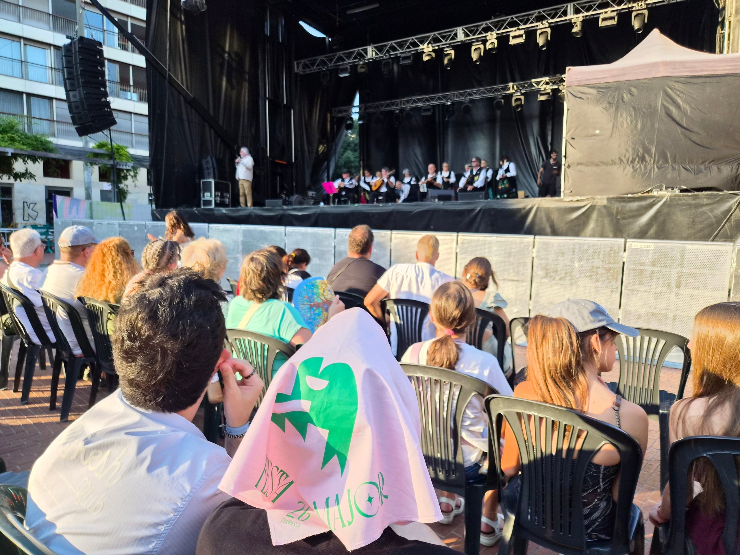 La calor ha fet endarrerir més d’una hora els espectacles de cultura andalusa i extremenya a la plaça Nova de Terrassa. Sota un sol de justícia els primers a sortir a l’escenari han estat el grup Tierra Extremeña, del Centro Cultural Unión Extremeña. Ells han sigut els primers d’un vespre i nit ple d’actuacions de les entitats culturals andaluses, amb quadres de ball i cors rocieros.