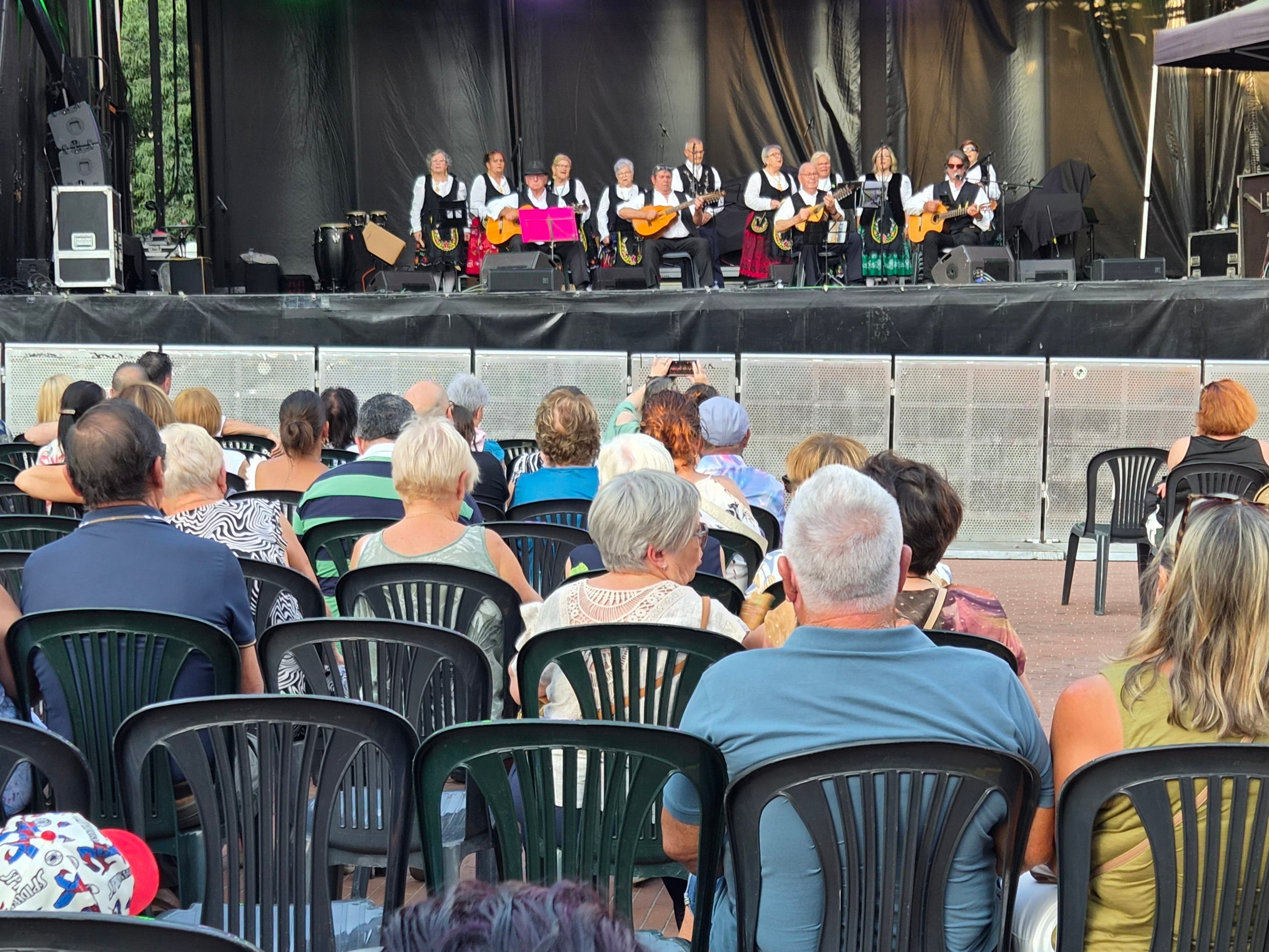La calor ha fet endarrerir més d’una hora els espectacles de cultura andalusa i extremenya a la plaça Nova de Terrassa. Sota un sol de justícia els primers a sortir a l’escenari han estat el grup Tierra Extremeña, del Centro Cultural Unión Extremeña. Ells han sigut els primers d’un vespre i nit ple d’actuacions de les entitats culturals andaluses, amb quadres de ball i cors rocieros.