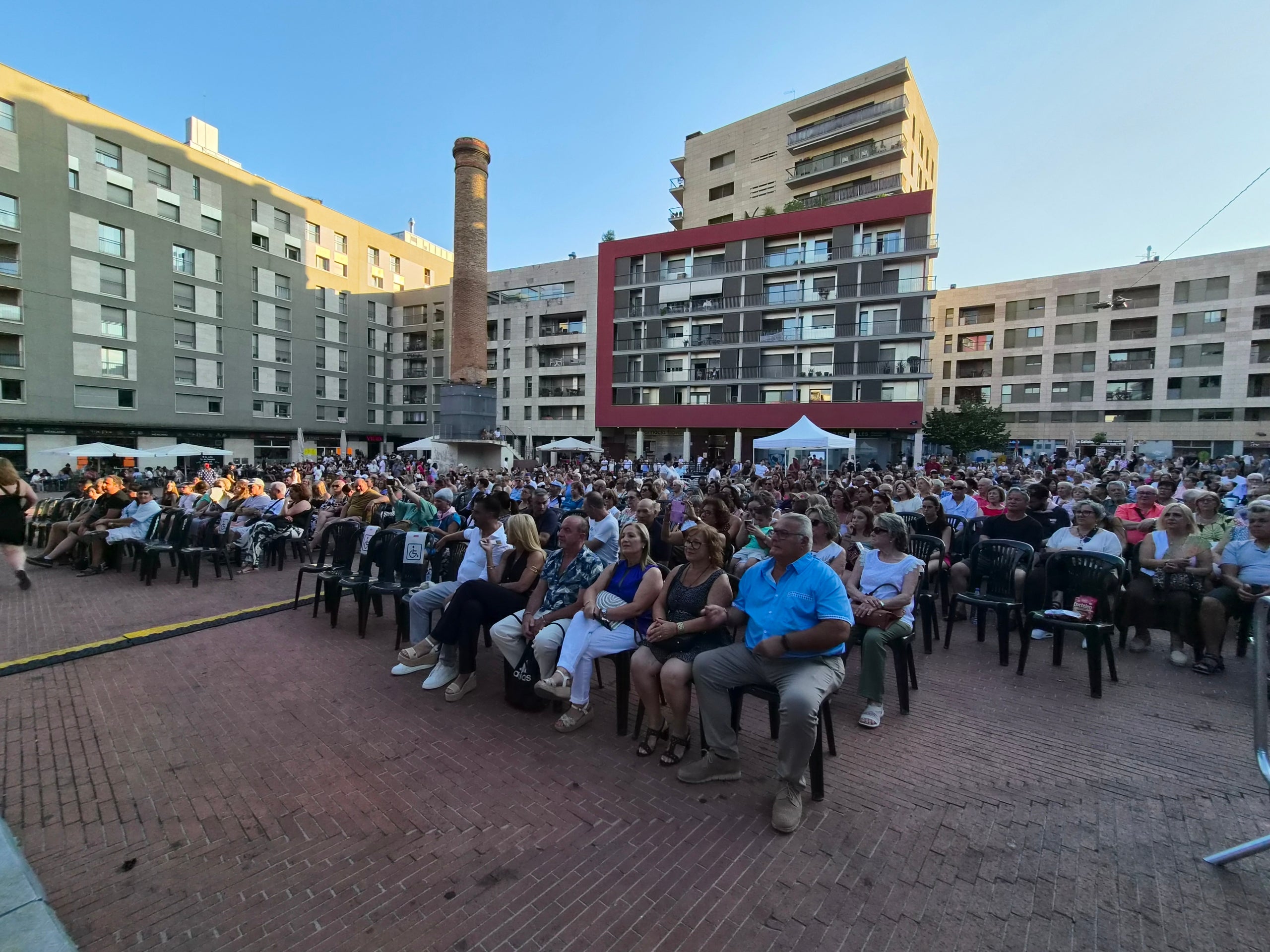 La calor ha fet endarrerir més d’una hora els espectacles de cultura andalusa i extremenya a la plaça Nova de Terrassa. Sota un sol de justícia els primers a sortir a l’escenari han estat el grup Tierra Extremeña, del Centro Cultural Unión Extremeña. Ells han sigut els primers d’un vespre i nit ple d’actuacions de les entitats culturals andaluses, amb quadres de ball i cors rocieros.