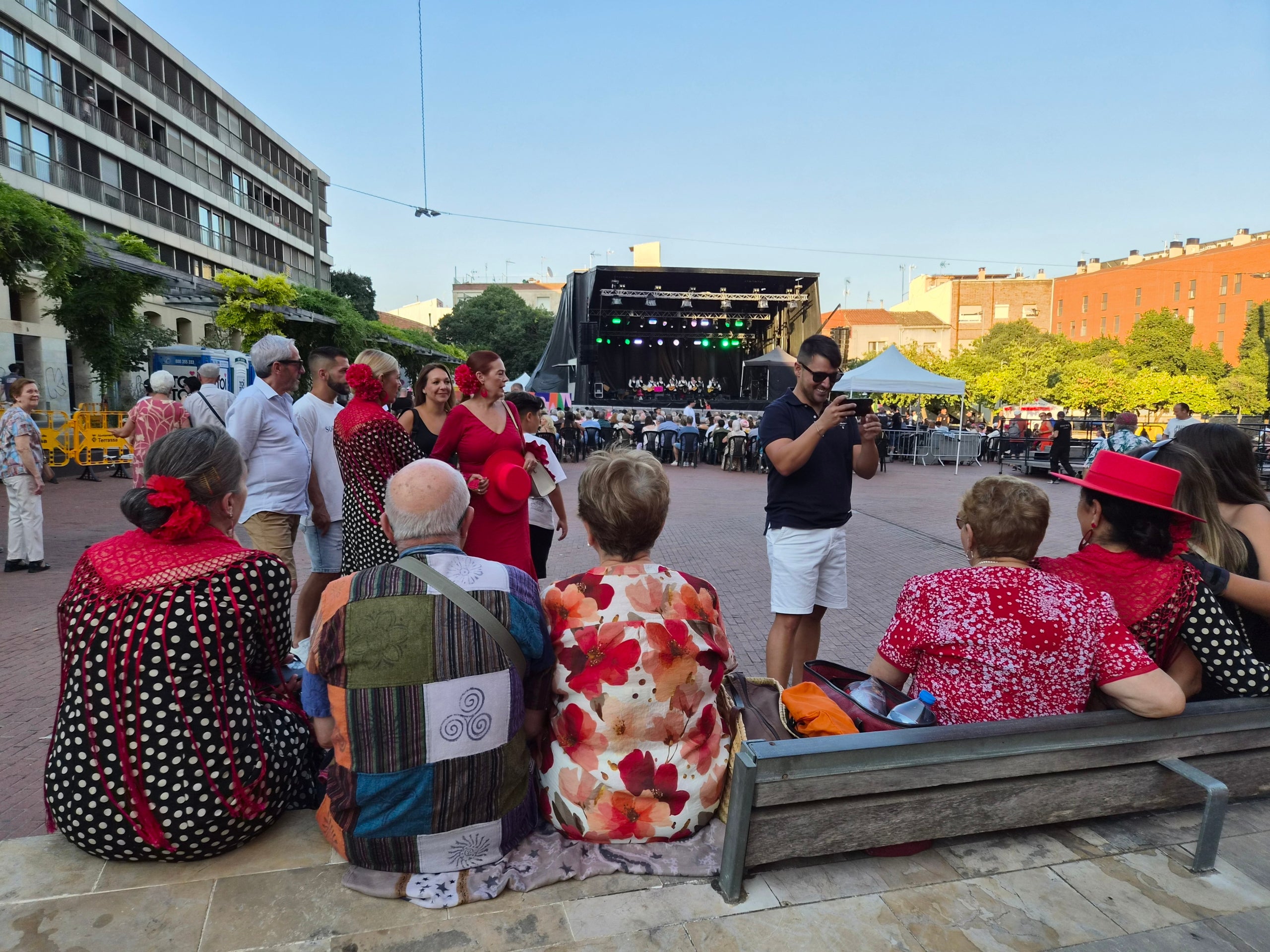 La calor ha fet endarrerir més d’una hora els espectacles de cultura andalusa i extremenya a la plaça Nova de Terrassa. Sota un sol de justícia els primers a sortir a l’escenari han estat el grup Tierra Extremeña, del Centro Cultural Unión Extremeña. Ells han sigut els primers d’un vespre i nit ple d’actuacions de les entitats culturals andaluses, amb quadres de ball i cors rocieros.