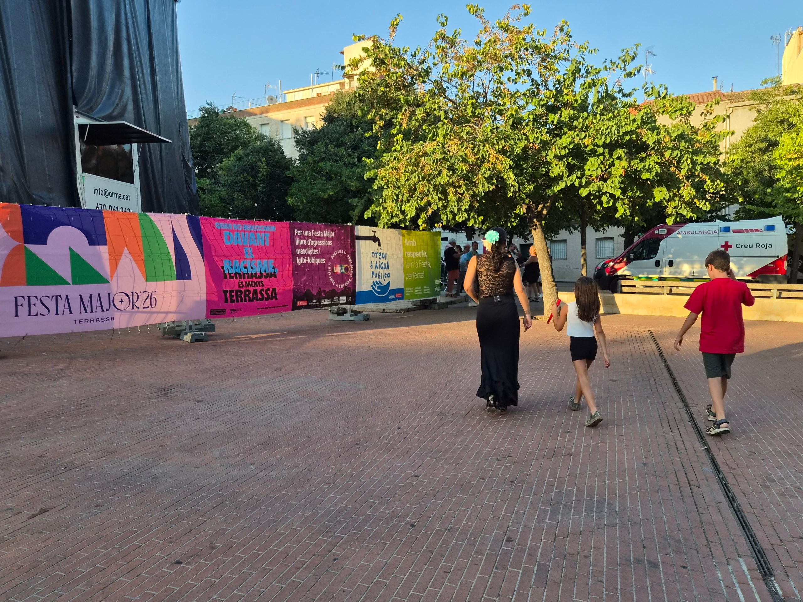 La calor ha fet endarrerir més d’una hora els espectacles de cultura andalusa i extremenya a la plaça Nova de Terrassa. Sota un sol de justícia els primers a sortir a l’escenari han estat el grup Tierra Extremeña, del Centro Cultural Unión Extremeña. Ells han sigut els primers d’un vespre i nit ple d’actuacions de les entitats culturals andaluses, amb quadres de ball i cors rocieros.