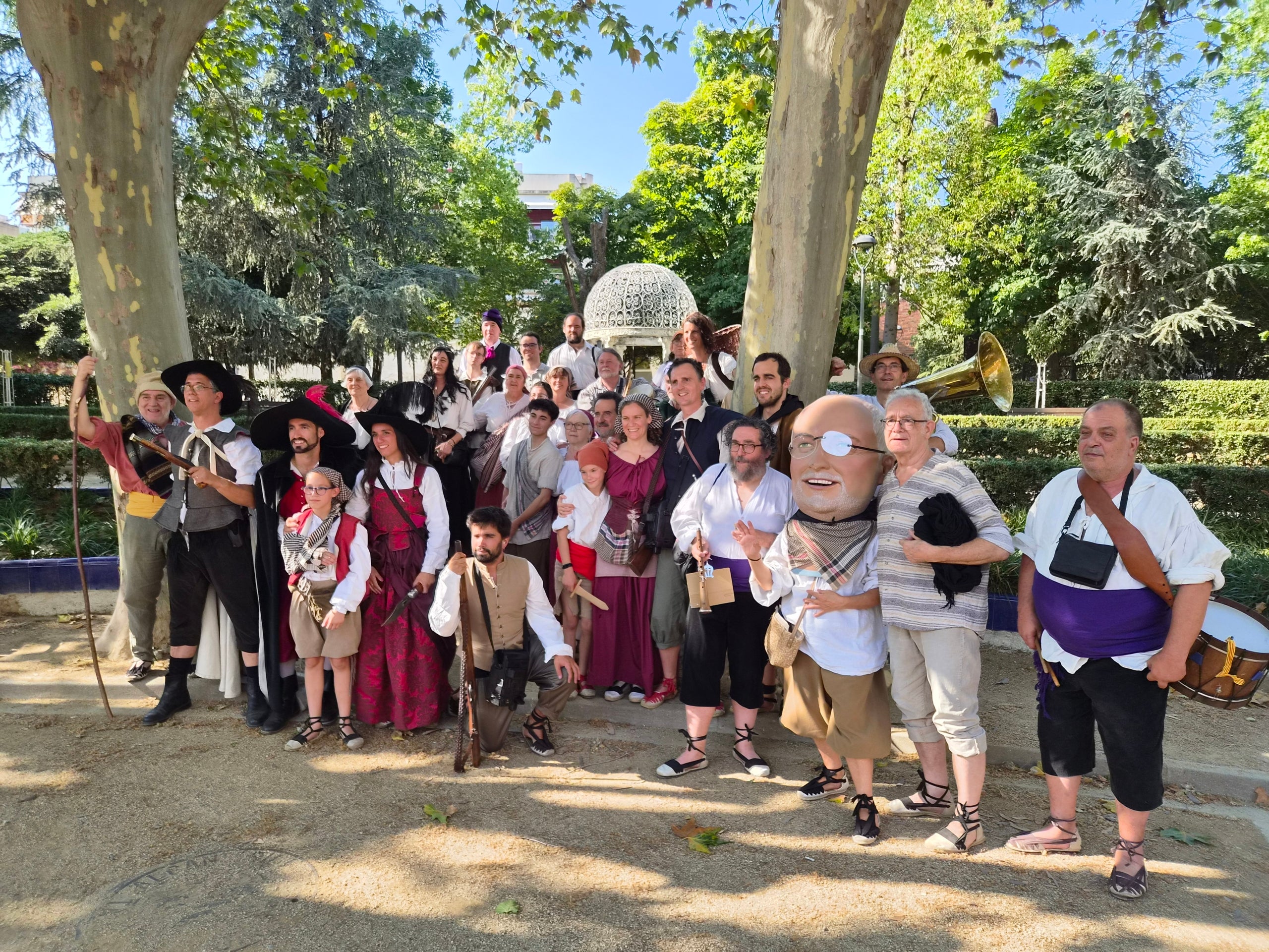 El Ball de Serrallonga no ha fallat a la seva cita del dilluns de la Festa Major de Terrassa. L’entitat s’ha aplegat al Parc de Sant Jordi per escalfar motors amb danses i trabucs, per tot seguit iniciar la cercavila pels carrers de Terrassa. Els curiosos han pogut gaudir dels balls, com l’Estapera, i sobresaltar-se amb els trets i la pòlvora. El Ball ha fianlitzat al Raval de Montserrat després de fer una bona volta pels Versots.