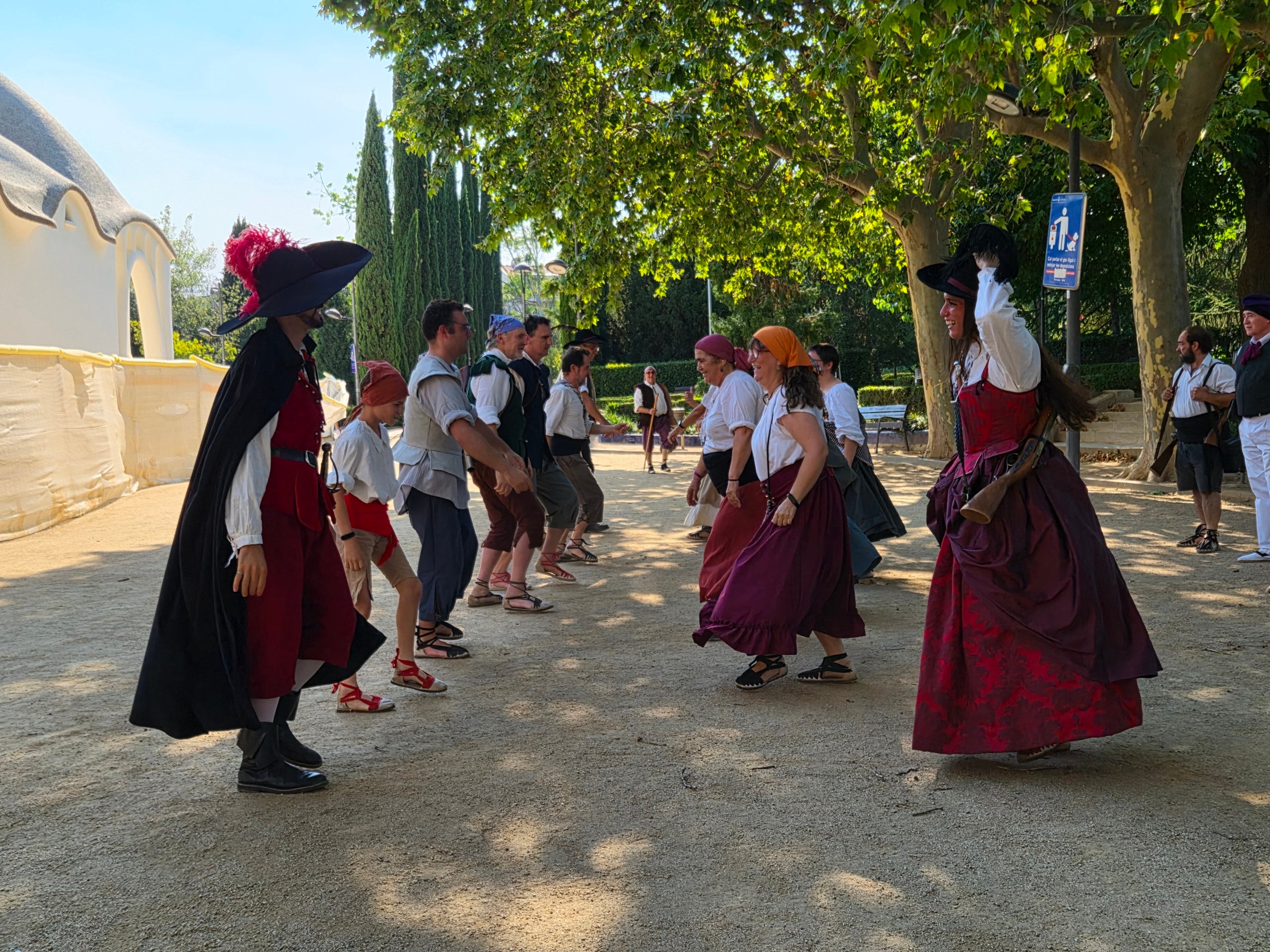 El Ball de Serrallonga no ha fallat a la seva cita del dilluns de la Festa Major de Terrassa. L’entitat s’ha aplegat al Parc de Sant Jordi per escalfar motors amb danses i trabucs, per tot seguit iniciar la cercavila pels carrers de Terrassa. Els curiosos han pogut gaudir dels balls, com l’Estapera, i sobresaltar-se amb els trets i la pòlvora. El Ball ha fianlitzat al Raval de Montserrat després de fer una bona volta pels Versots.