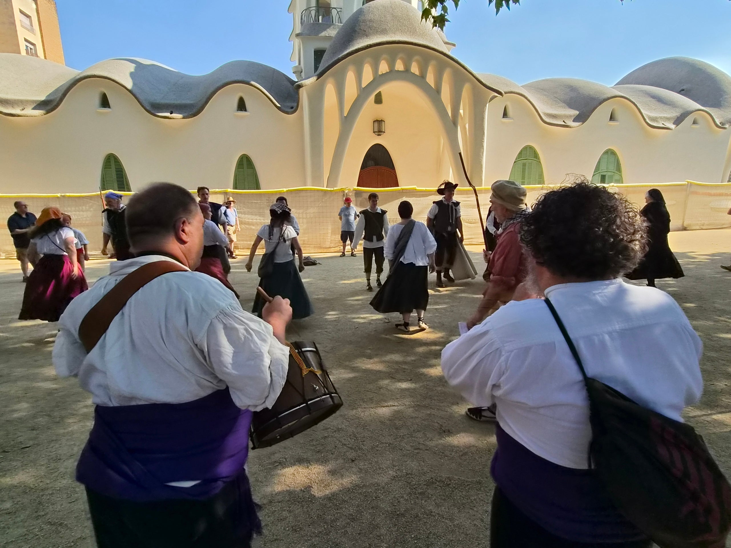 El Ball de Serrallonga no ha fallat a la seva cita del dilluns de la Festa Major de Terrassa. L’entitat s’ha aplegat al Parc de Sant Jordi per escalfar motors amb danses i trabucs, per tot seguit iniciar la cercavila pels carrers de Terrassa. Els curiosos han pogut gaudir dels balls, com l’Estapera, i sobresaltar-se amb els trets i la pòlvora. El Ball ha fianlitzat al Raval de Montserrat després de fer una bona volta pels Versots.