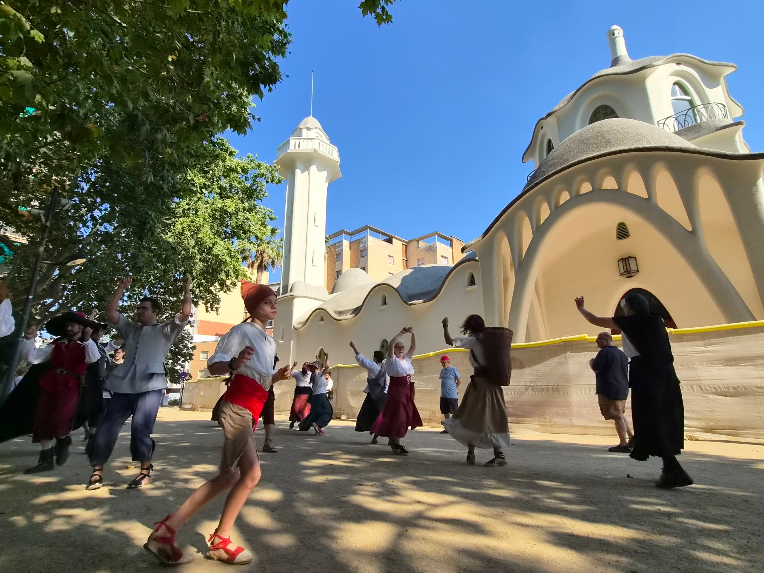 El Ball de Serrallonga no ha fallat a la seva cita del dilluns de la Festa Major de Terrassa. L’entitat s’ha aplegat al Parc de Sant Jordi per escalfar motors amb danses i trabucs, per tot seguit iniciar la cercavila pels carrers de Terrassa. Els curiosos han pogut gaudir dels balls, com l’Estapera, i sobresaltar-se amb els trets i la pòlvora. El Ball ha fianlitzat al Raval de Montserrat després de fer una bona volta pels Versots.