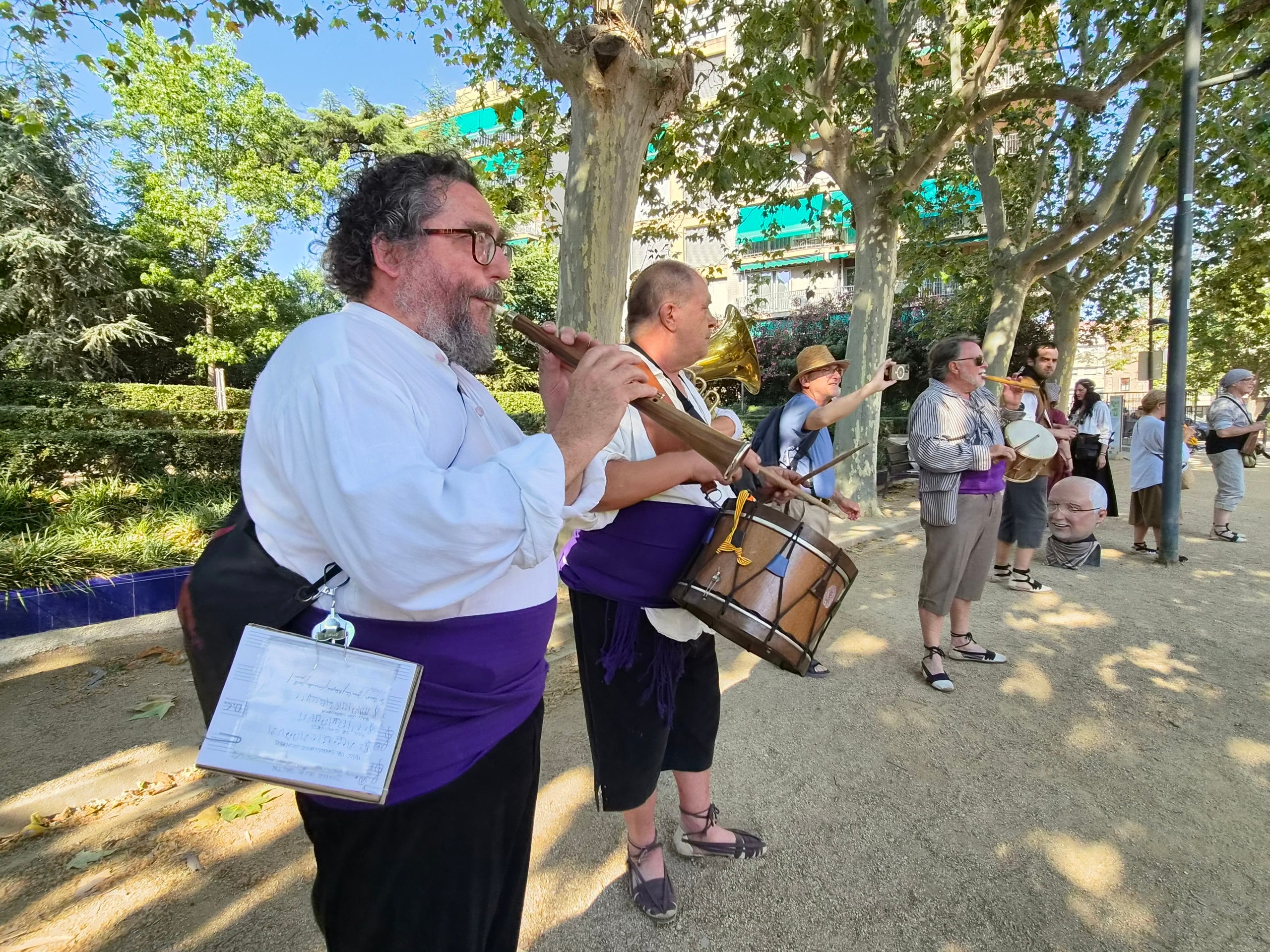 El Ball de Serrallonga no ha fallat a la seva cita del dilluns de la Festa Major de Terrassa. L’entitat s’ha aplegat al Parc de Sant Jordi per escalfar motors amb danses i trabucs, per tot seguit iniciar la cercavila pels carrers de Terrassa. Els curiosos han pogut gaudir dels balls, com l’Estapera, i sobresaltar-se amb els trets i la pòlvora. El Ball ha fianlitzat al Raval de Montserrat després de fer una bona volta pels Versots.