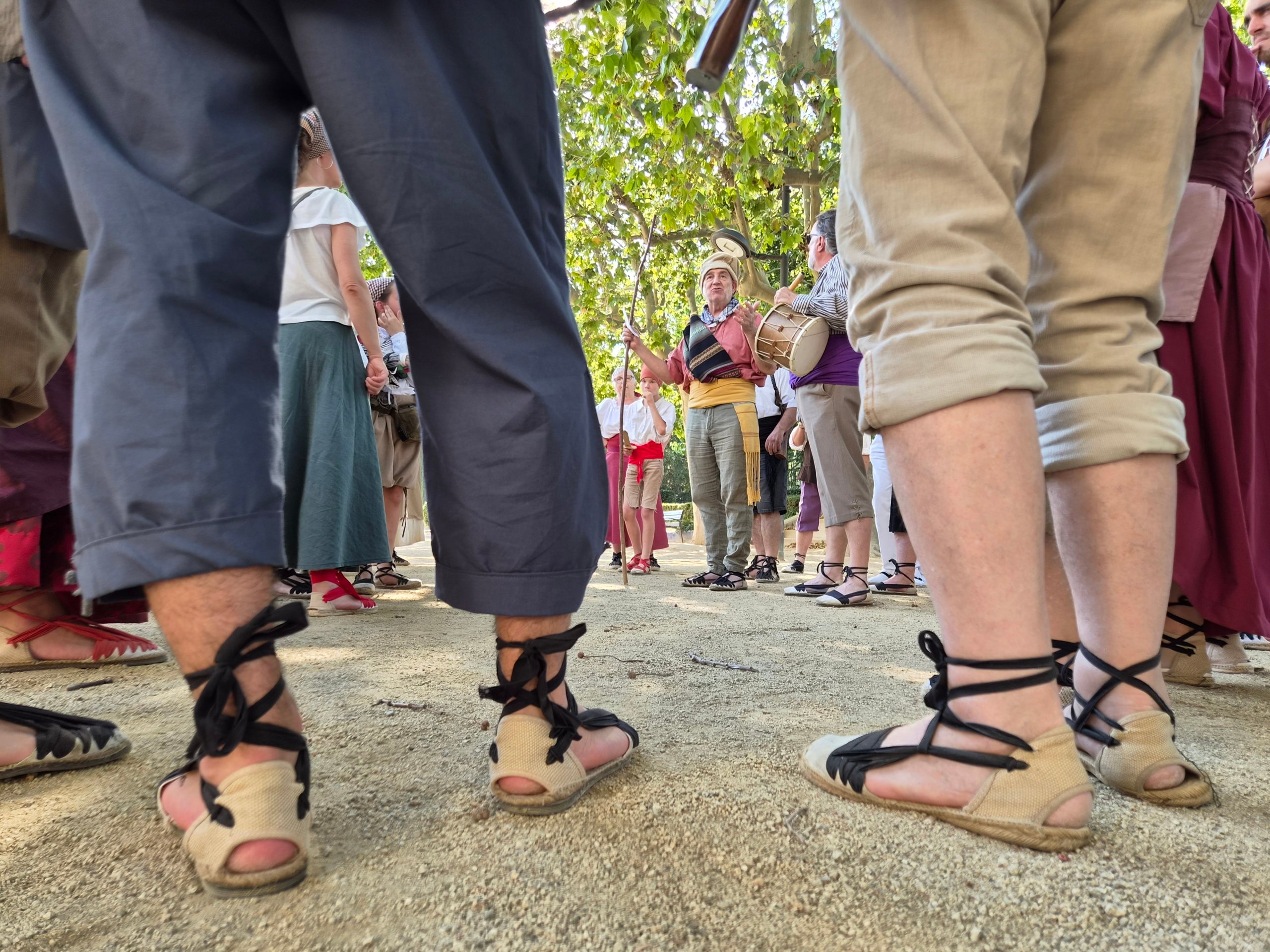 El Ball de Serrallonga no ha fallat a la seva cita del dilluns de la Festa Major de Terrassa. L’entitat s’ha aplegat al Parc de Sant Jordi per escalfar motors amb danses i trabucs, per tot seguit iniciar la cercavila pels carrers de Terrassa. Els curiosos han pogut gaudir dels balls, com l’Estapera, i sobresaltar-se amb els trets i la pòlvora. El Ball ha fianlitzat al Raval de Montserrat després de fer una bona volta pels Versots.