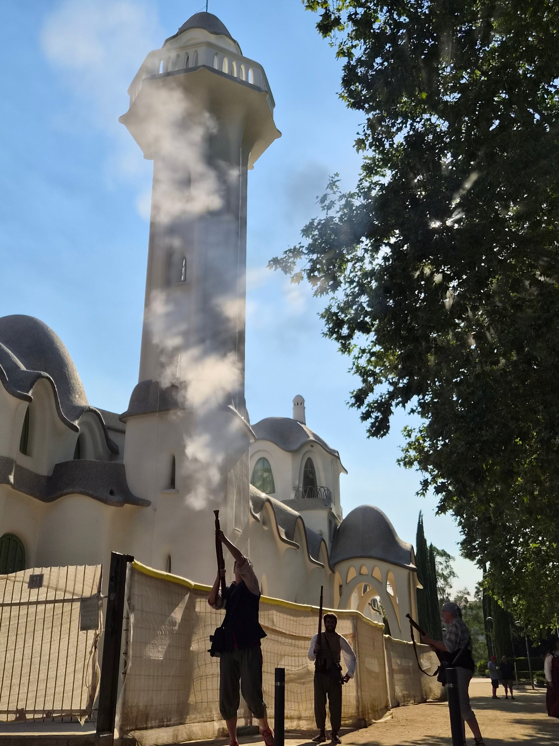 El Ball de Serrallonga no ha fallat a la seva cita del dilluns de la Festa Major de Terrassa. L’entitat s’ha aplegat al Parc de Sant Jordi per escalfar motors amb danses i trabucs, per tot seguit iniciar la cercavila pels carrers de Terrassa. Els curiosos han pogut gaudir dels balls, com l’Estapera, i sobresaltar-se amb els trets i la pòlvora. El Ball ha fianlitzat al Raval de Montserrat després de fer una bona volta pels Versots.