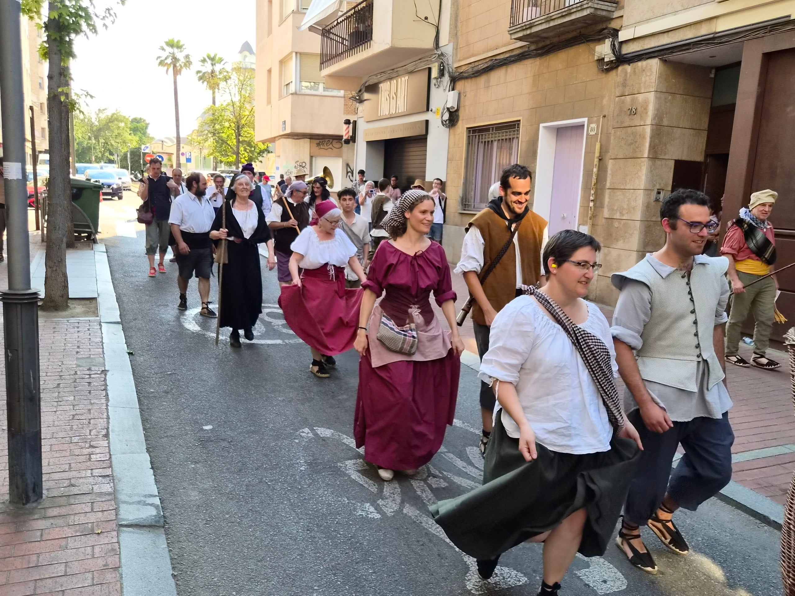 El Ball de Serrallonga no ha fallat a la seva cita del dilluns de la Festa Major de Terrassa. L’entitat s’ha aplegat al Parc de Sant Jordi per escalfar motors amb danses i trabucs, per tot seguit iniciar la cercavila pels carrers de Terrassa. Els curiosos han pogut gaudir dels balls, com l’Estapera, i sobresaltar-se amb els trets i la pòlvora. El Ball ha fianlitzat al Raval de Montserrat després de fer una bona volta pels Versots.