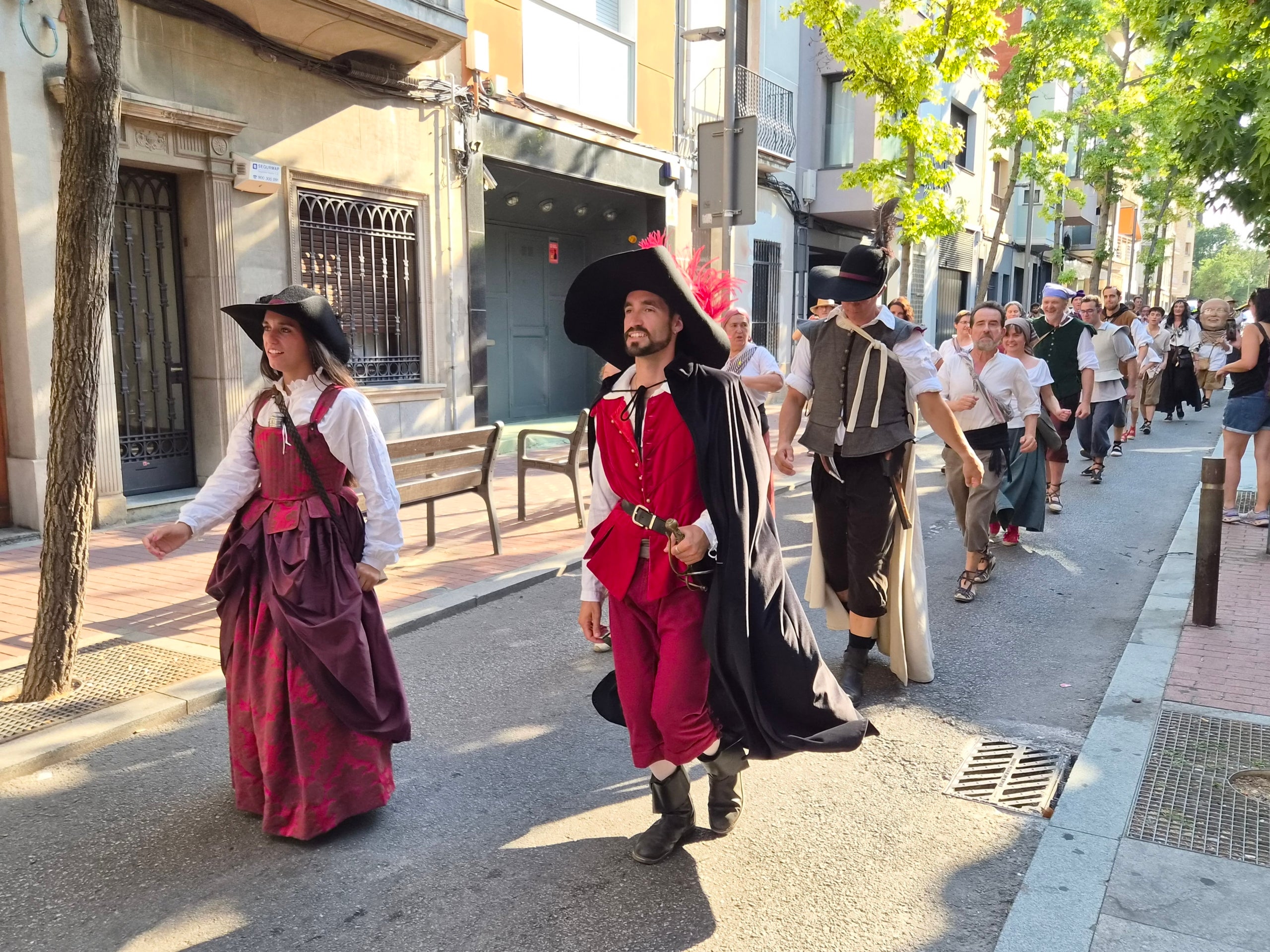 El Ball de Serrallonga no ha fallat a la seva cita del dilluns de la Festa Major de Terrassa. L’entitat s’ha aplegat al Parc de Sant Jordi per escalfar motors amb danses i trabucs, per tot seguit iniciar la cercavila pels carrers de Terrassa. Els curiosos han pogut gaudir dels balls, com l’Estapera, i sobresaltar-se amb els trets i la pòlvora. El Ball ha fianlitzat al Raval de Montserrat després de fer una bona volta pels Versots.