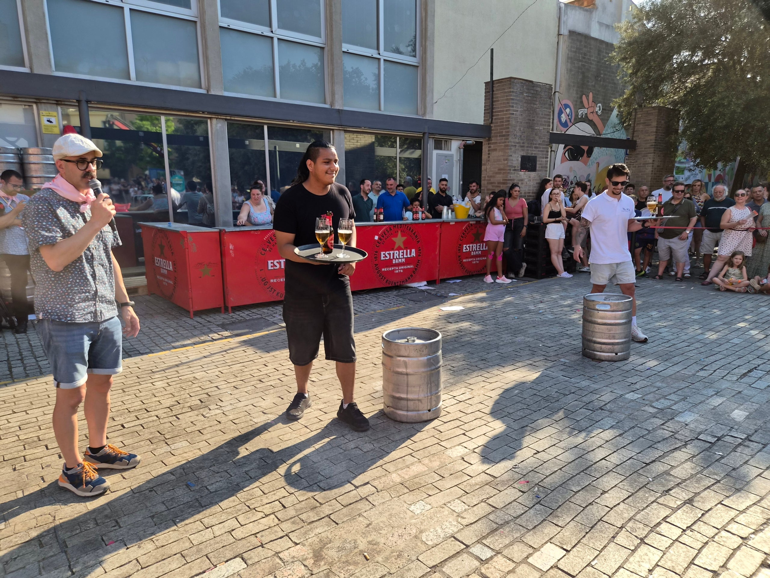 La plaça Didó va acollir aquest dilluns a la tarda dos dels grans clàssics de la Festa Major de Terrassa: la cursa de cambrers i el concurs d’apilar caixes. Ambdues activitats són organitzades pel Gremi Empresarial d’Hostaleria de Terrassa i Comarca i requereixen inscripció prèvia. Gran expectació per veure qui és el cambrer més ràpid i àgil de la ciutat en una competició que semblava en algun moment de trencament d’ampolles i copes. Una estona després, a la mateixa plaça, el concurs d’apilar caixes no va decebre -i va batre rècord de participanrs- i els més valents van posar a prova les seves habilitats i força per pujar com més amunt millor.
