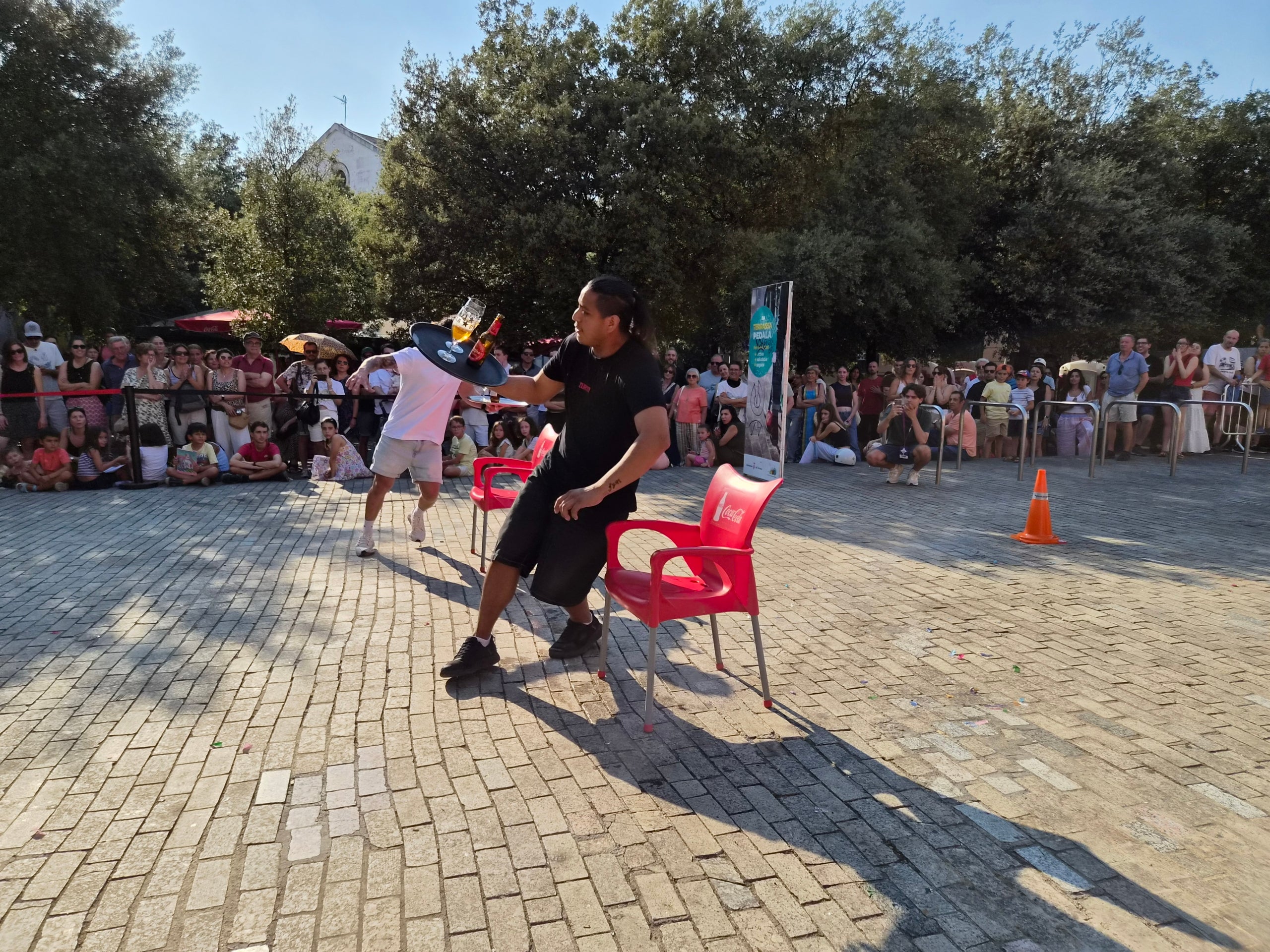 La plaça Didó va acollir aquest dilluns a la tarda dos dels grans clàssics de la Festa Major de Terrassa: la cursa de cambrers i el concurs d’apilar caixes. Ambdues activitats són organitzades pel Gremi Empresarial d’Hostaleria de Terrassa i Comarca i requereixen inscripció prèvia. Gran expectació per veure qui és el cambrer més ràpid i àgil de la ciutat en una competició que semblava en algun moment de trencament d’ampolles i copes. Una estona després, a la mateixa plaça, el concurs d’apilar caixes no va decebre -i va batre rècord de participanrs- i els més valents van posar a prova les seves habilitats i força per pujar com més amunt millor.