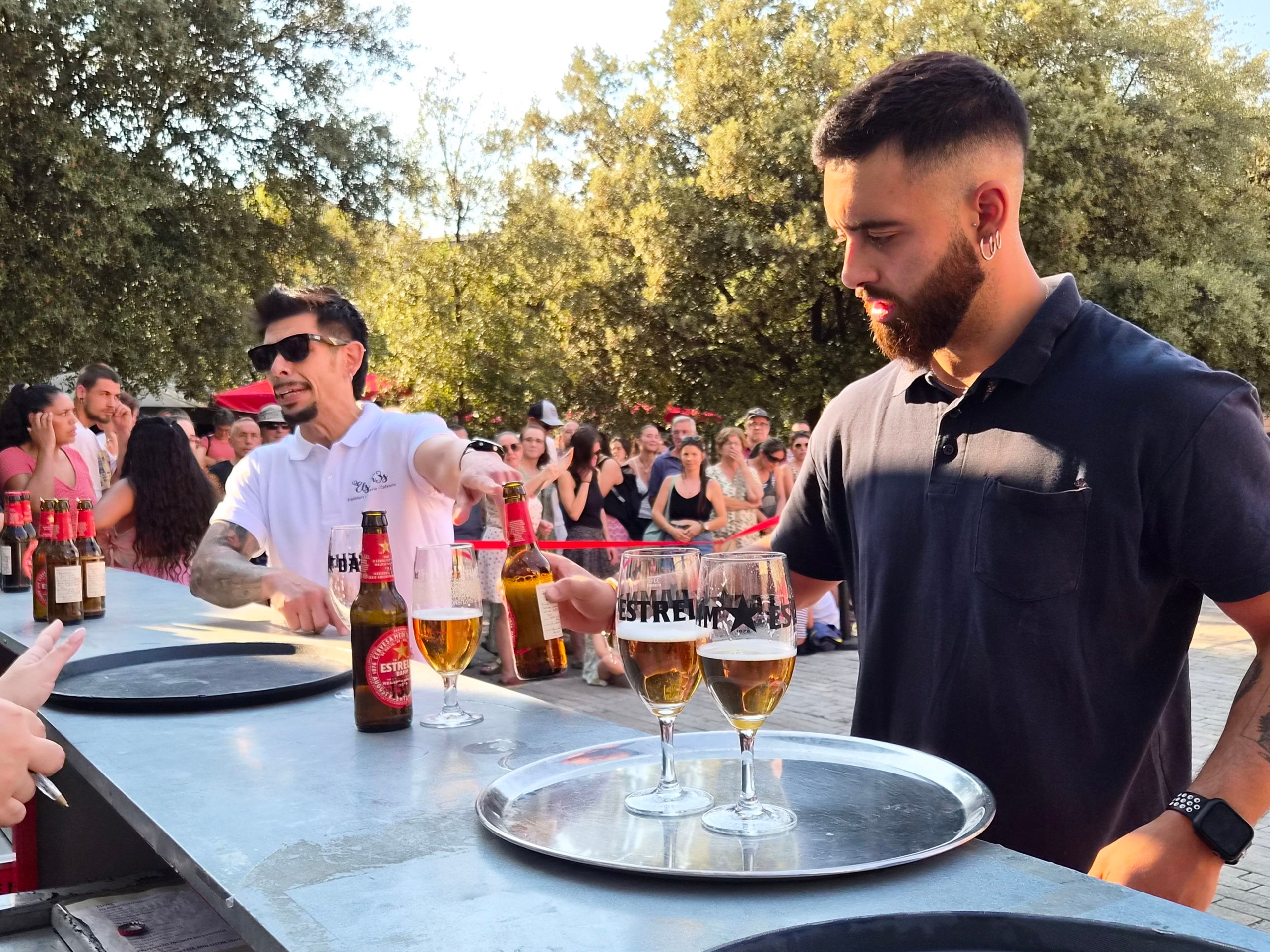 La plaça Didó va acollir aquest dilluns a la tarda dos dels grans clàssics de la Festa Major de Terrassa: la cursa de cambrers i el concurs d’apilar caixes. Ambdues activitats són organitzades pel Gremi Empresarial d’Hostaleria de Terrassa i Comarca i requereixen inscripció prèvia. Gran expectació per veure qui és el cambrer més ràpid i àgil de la ciutat en una competició que semblava en algun moment de trencament d’ampolles i copes. Una estona després, a la mateixa plaça, el concurs d’apilar caixes no va decebre -i va batre rècord de participanrs- i els més valents van posar a prova les seves habilitats i força per pujar com més amunt millor.