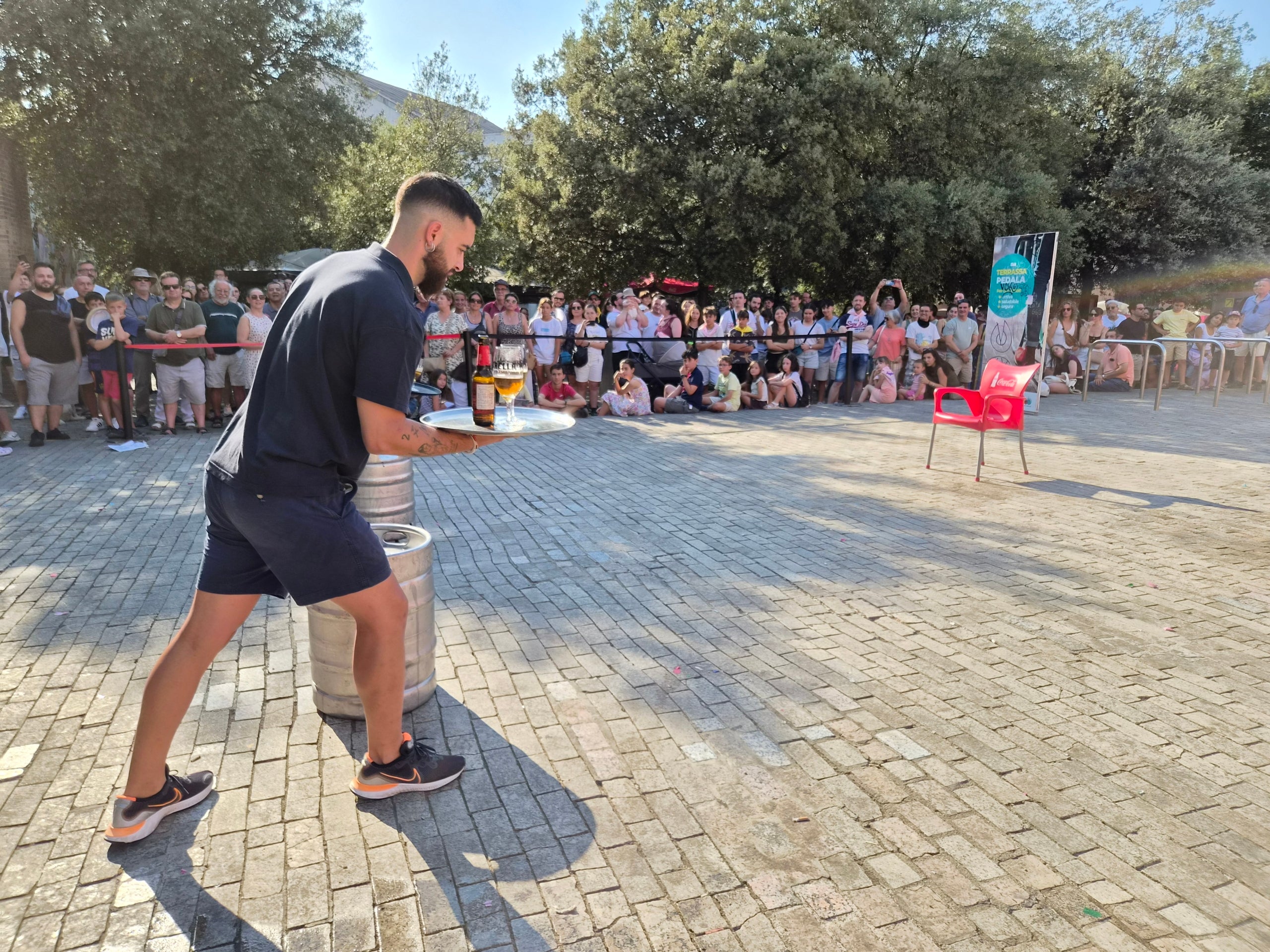 La plaça Didó va acollir aquest dilluns a la tarda dos dels grans clàssics de la Festa Major de Terrassa: la cursa de cambrers i el concurs d’apilar caixes. Ambdues activitats són organitzades pel Gremi Empresarial d’Hostaleria de Terrassa i Comarca i requereixen inscripció prèvia. Gran expectació per veure qui és el cambrer més ràpid i àgil de la ciutat en una competició que semblava en algun moment de trencament d’ampolles i copes. Una estona després, a la mateixa plaça, el concurs d’apilar caixes no va decebre -i va batre rècord de participanrs- i els més valents van posar a prova les seves habilitats i força per pujar com més amunt millor.