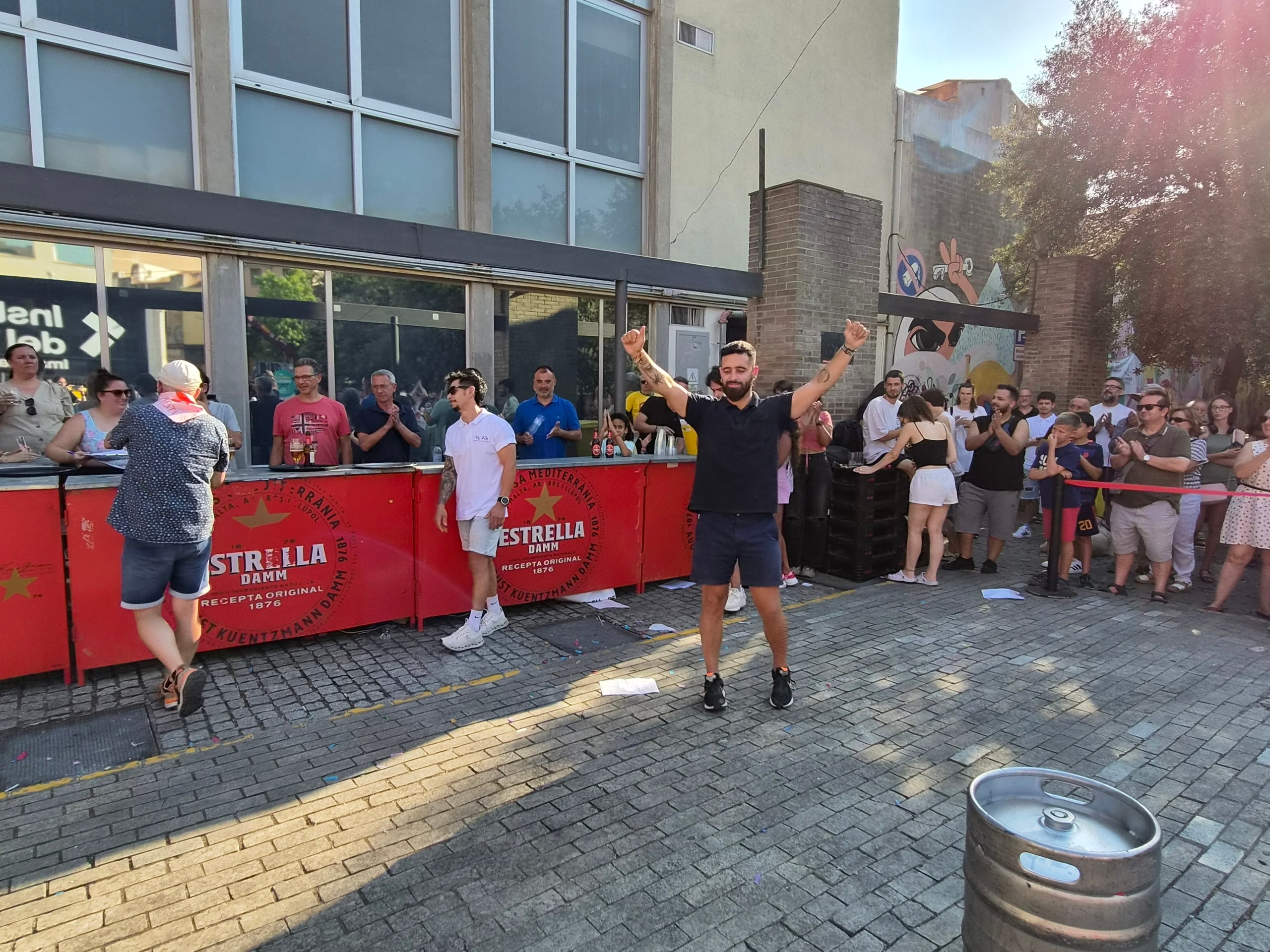 La plaça Didó va acollir aquest dilluns a la tarda dos dels grans clàssics de la Festa Major de Terrassa: la cursa de cambrers i el concurs d’apilar caixes. Ambdues activitats són organitzades pel Gremi Empresarial d’Hostaleria de Terrassa i Comarca i requereixen inscripció prèvia. Gran expectació per veure qui és el cambrer més ràpid i àgil de la ciutat en una competició que semblava en algun moment de trencament d’ampolles i copes. Una estona després, a la mateixa plaça, el concurs d’apilar caixes no va decebre -i va batre rècord de participanrs- i els més valents van posar a prova les seves habilitats i força per pujar com més amunt millor.