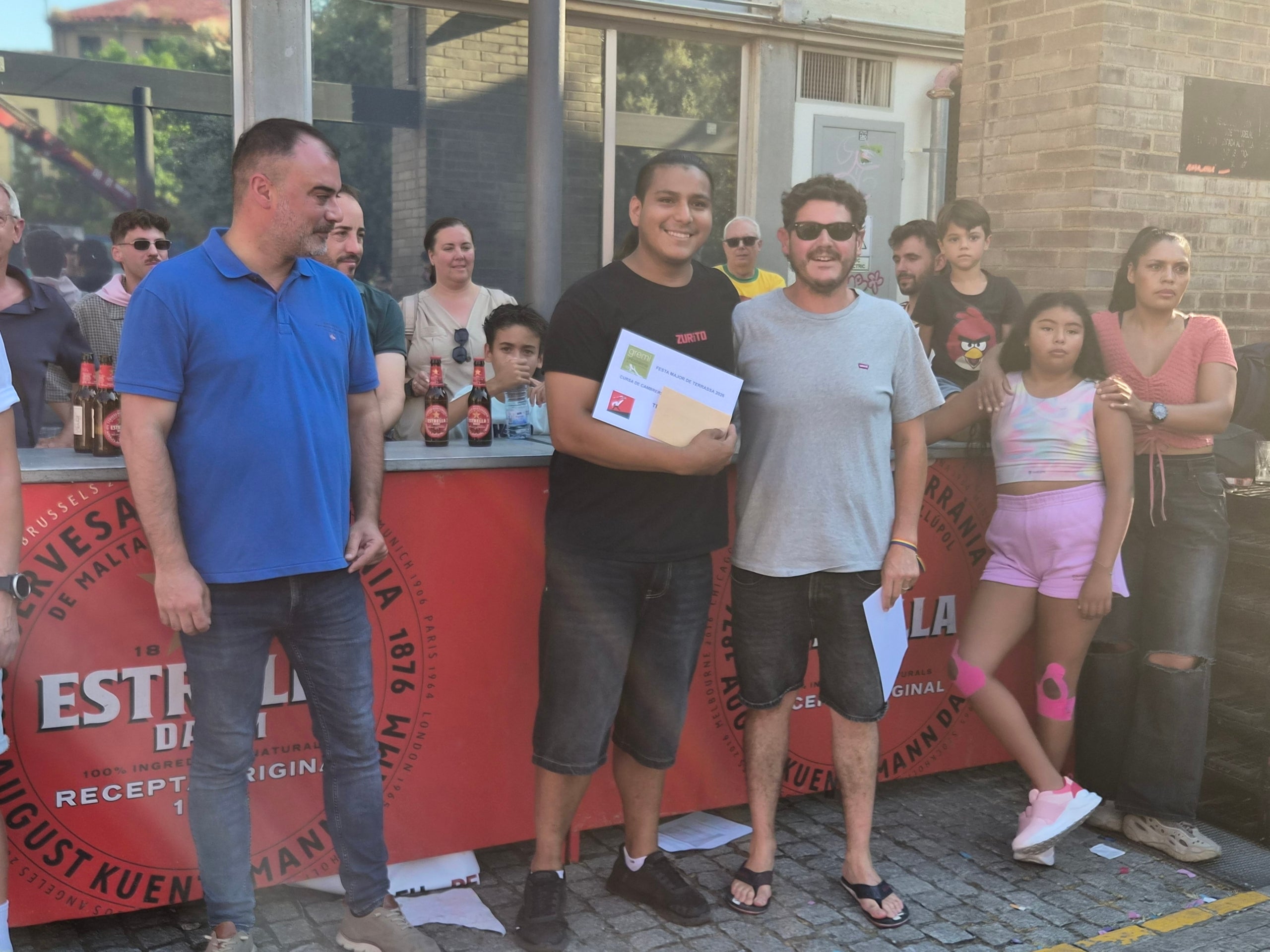 La plaça Didó va acollir aquest dilluns a la tarda dos dels grans clàssics de la Festa Major de Terrassa: la cursa de cambrers i el concurs d’apilar caixes. Ambdues activitats són organitzades pel Gremi Empresarial d’Hostaleria de Terrassa i Comarca i requereixen inscripció prèvia. Gran expectació per veure qui és el cambrer més ràpid i àgil de la ciutat en una competició que semblava en algun moment de trencament d’ampolles i copes. Una estona després, a la mateixa plaça, el concurs d’apilar caixes no va decebre -i va batre rècord de participanrs- i els més valents van posar a prova les seves habilitats i força per pujar com més amunt millor.