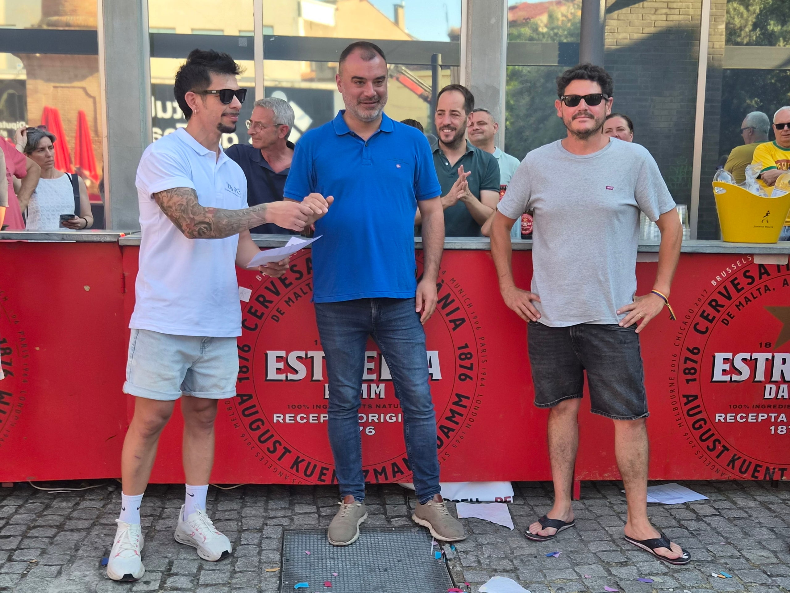 La plaça Didó va acollir aquest dilluns a la tarda dos dels grans clàssics de la Festa Major de Terrassa: la cursa de cambrers i el concurs d’apilar caixes. Ambdues activitats són organitzades pel Gremi Empresarial d’Hostaleria de Terrassa i Comarca i requereixen inscripció prèvia. Gran expectació per veure qui és el cambrer més ràpid i àgil de la ciutat en una competició que semblava en algun moment de trencament d’ampolles i copes. Una estona després, a la mateixa plaça, el concurs d’apilar caixes no va decebre -i va batre rècord de participanrs- i els més valents van posar a prova les seves habilitats i força per pujar com més amunt millor.
