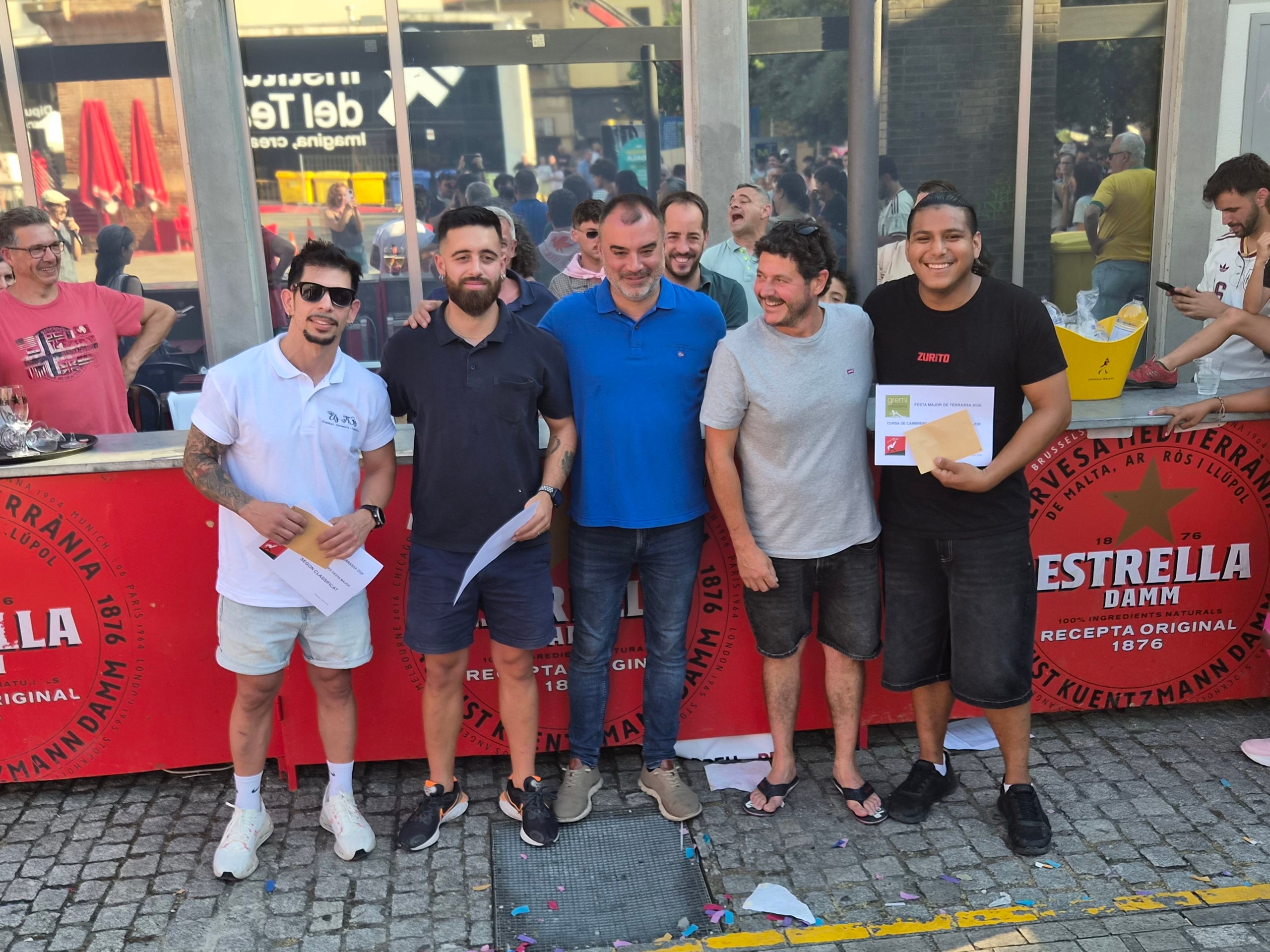 La plaça Didó va acollir aquest dilluns a la tarda dos dels grans clàssics de la Festa Major de Terrassa: la cursa de cambrers i el concurs d’apilar caixes. Ambdues activitats són organitzades pel Gremi Empresarial d’Hostaleria de Terrassa i Comarca i requereixen inscripció prèvia. Gran expectació per veure qui és el cambrer més ràpid i àgil de la ciutat en una competició que semblava en algun moment de trencament d’ampolles i copes. Una estona després, a la mateixa plaça, el concurs d’apilar caixes no va decebre -i va batre rècord de participanrs- i els més valents van posar a prova les seves habilitats i força per pujar com més amunt millor.