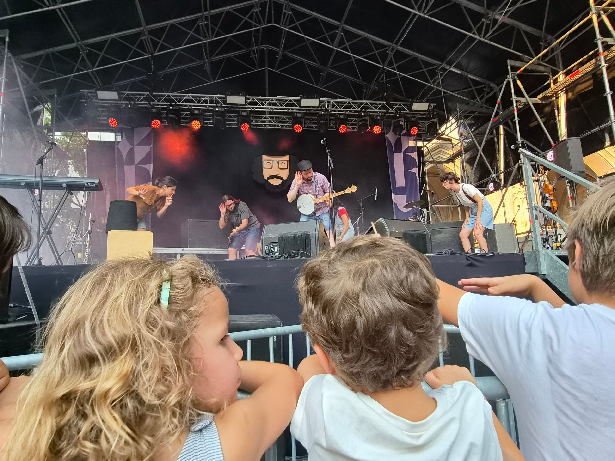 La plaça Vella s’ha omplert aquest dilluns de famílies i canalla pel concert d’Ebri Knight. L’Albert, l'Alba, la Laia, en Toni i l’Arnau han fet ballar i cantar des de dalt de l’escenari al públic assistent que no ha perdut en cap moment el ritme. La banda ha presentat el seu projecte de música familiar “Bon vent!”, en el qual volen transmetre a les generacions del segle XXI l’esperit d'en Xesco Boix. La gira va començar el 2025, i ja porten centenars de concerts a les espatlles en què reivindiquen allò bàsic que no cal perdre: una infància feliç, connectada a la música i la cultura, a la comunitat i a la germanor.