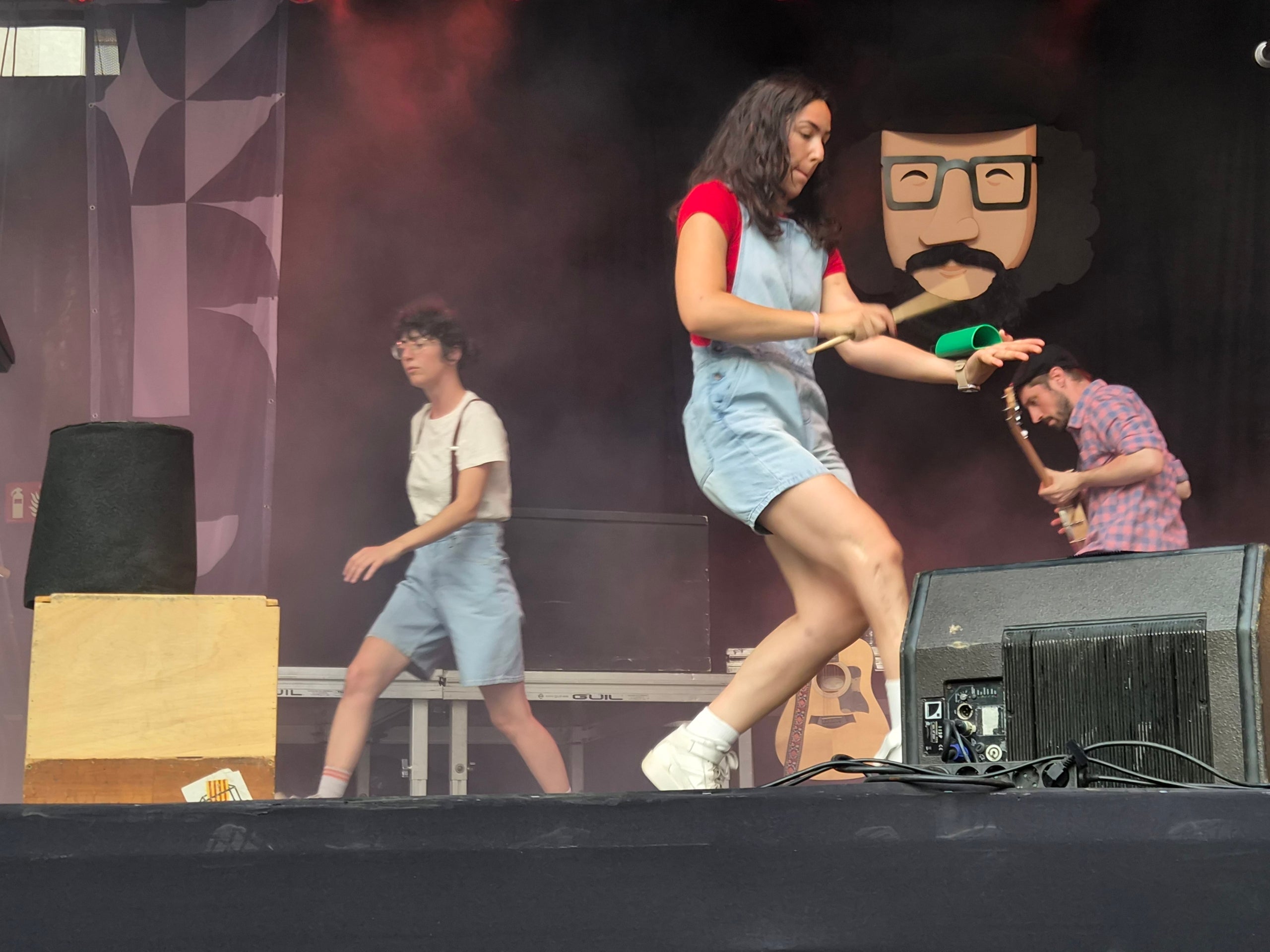 La plaça Vella s’ha omplert aquest dilluns de famílies i canalla pel concert d’Ebri Knight. L’Albert, l'Alba, la Laia, en Toni i l’Arnau han fet ballar i cantar des de dalt de l’escenari al públic assistent que no ha perdut en cap moment el ritme. La banda ha presentat el seu projecte de música familiar “Bon vent!”, en el qual volen transmetre a les generacions del segle XXI l’esperit d'en Xesco Boix. La gira va començar el 2025, i ja porten centenars de concerts a les espatlles en què reivindiquen allò bàsic que no cal perdre: una infància feliç, connectada a la música i la cultura, a la comunitat i a la germanor.