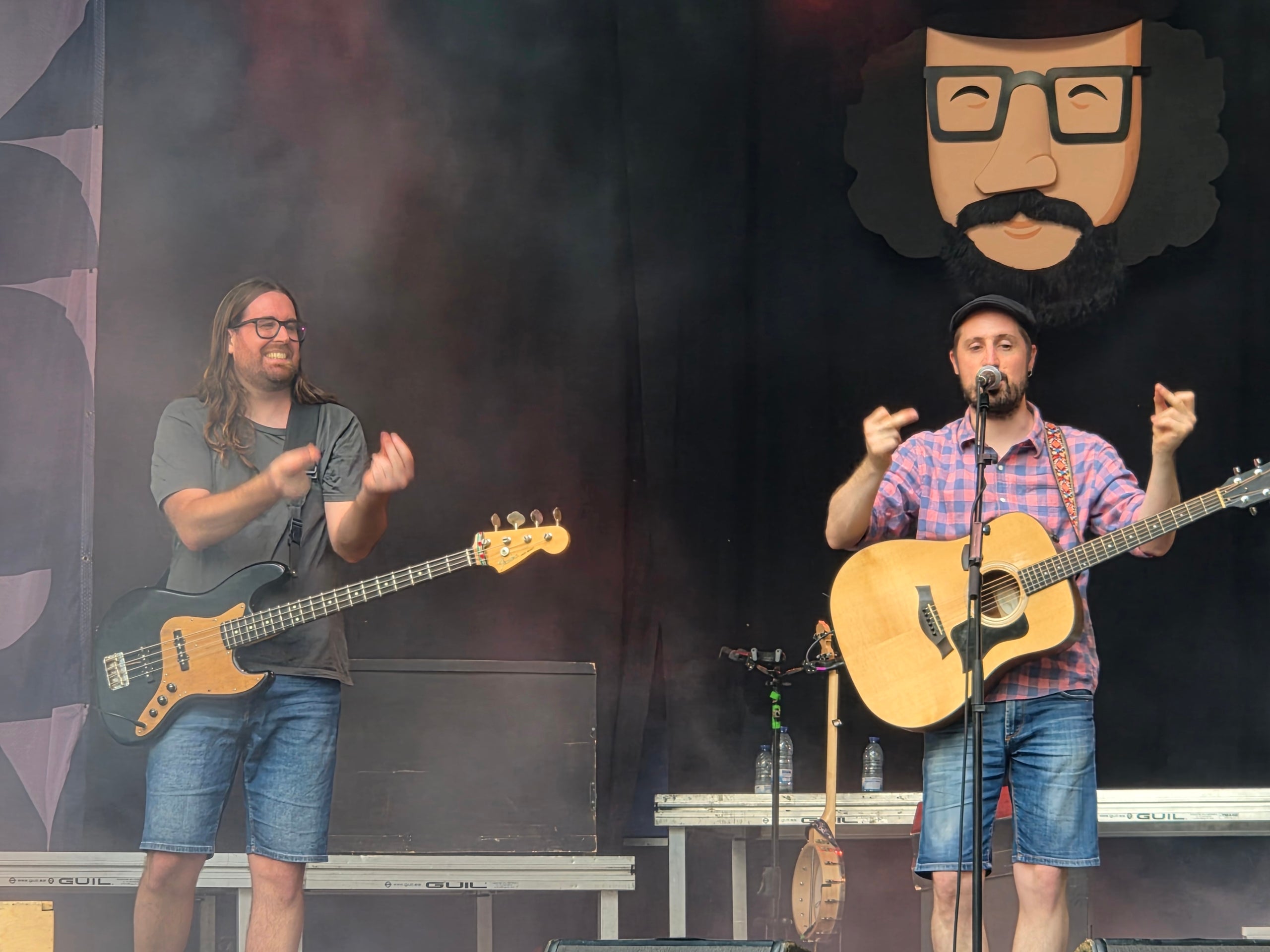 La plaça Vella s’ha omplert aquest dilluns de famílies i canalla pel concert d’Ebri Knight. L’Albert, l'Alba, la Laia, en Toni i l’Arnau han fet ballar i cantar des de dalt de l’escenari al públic assistent que no ha perdut en cap moment el ritme. La banda ha presentat el seu projecte de música familiar “Bon vent!”, en el qual volen transmetre a les generacions del segle XXI l’esperit d'en Xesco Boix. La gira va començar el 2025, i ja porten centenars de concerts a les espatlles en què reivindiquen allò bàsic que no cal perdre: una infància feliç, connectada a la música i la cultura, a la comunitat i a la germanor.