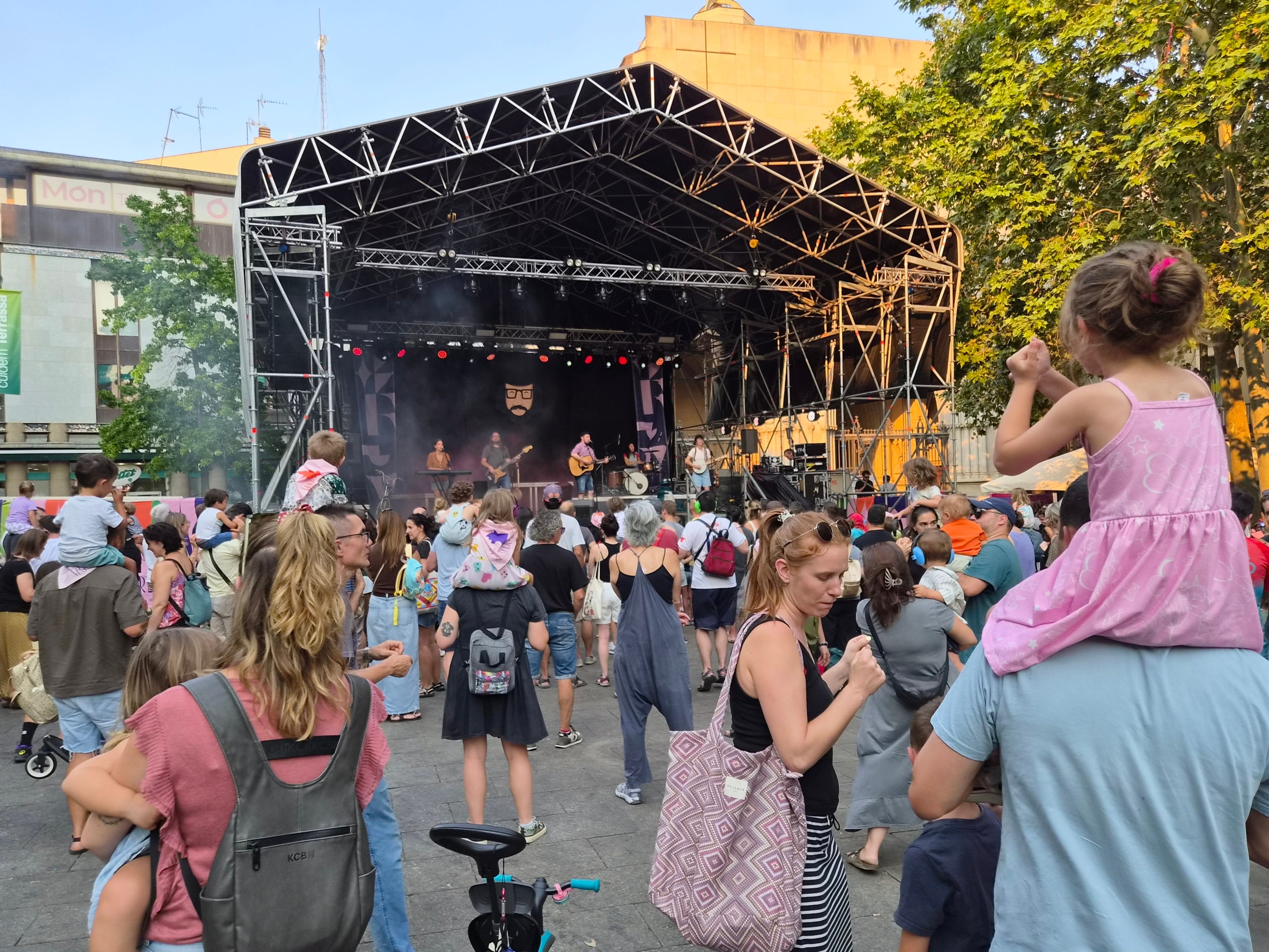 La plaça Vella s’ha omplert aquest dilluns de famílies i canalla pel concert d’Ebri Knight. L’Albert, l'Alba, la Laia, en Toni i l’Arnau han fet ballar i cantar des de dalt de l’escenari al públic assistent que no ha perdut en cap moment el ritme. La banda ha presentat el seu projecte de música familiar “Bon vent!”, en el qual volen transmetre a les generacions del segle XXI l’esperit d'en Xesco Boix. La gira va començar el 2025, i ja porten centenars de concerts a les espatlles en què reivindiquen allò bàsic que no cal perdre: una infància feliç, connectada a la música i la cultura, a la comunitat i a la germanor.