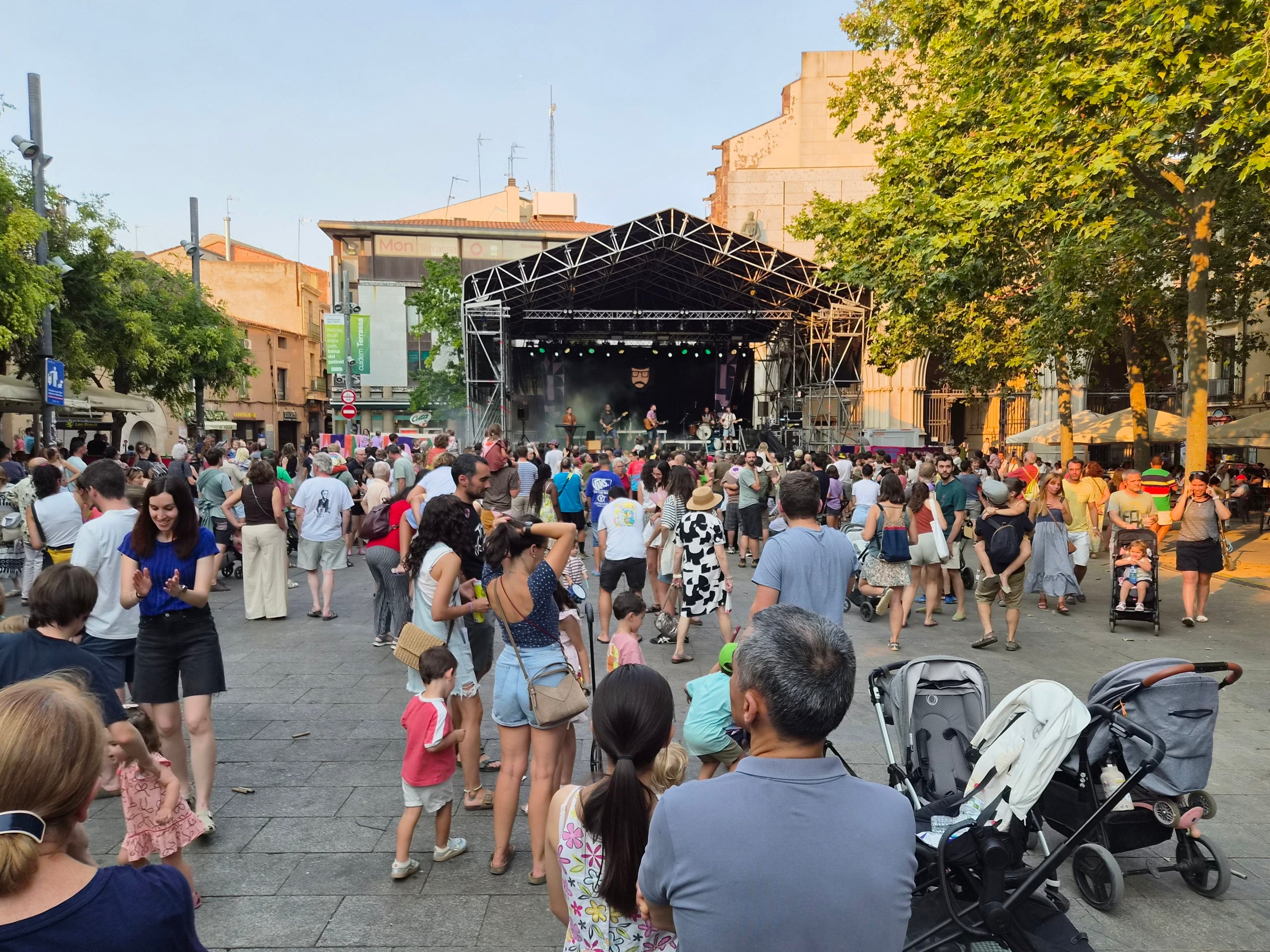 La plaça Vella s’ha omplert aquest dilluns de famílies i canalla pel concert d’Ebri Knight. L’Albert, l'Alba, la Laia, en Toni i l’Arnau han fet ballar i cantar des de dalt de l’escenari al públic assistent que no ha perdut en cap moment el ritme. La banda ha presentat el seu projecte de música familiar “Bon vent!”, en el qual volen transmetre a les generacions del segle XXI l’esperit d'en Xesco Boix. La gira va començar el 2025, i ja porten centenars de concerts a les espatlles en què reivindiquen allò bàsic que no cal perdre: una infància feliç, connectada a la música i la cultura, a la comunitat i a la germanor.