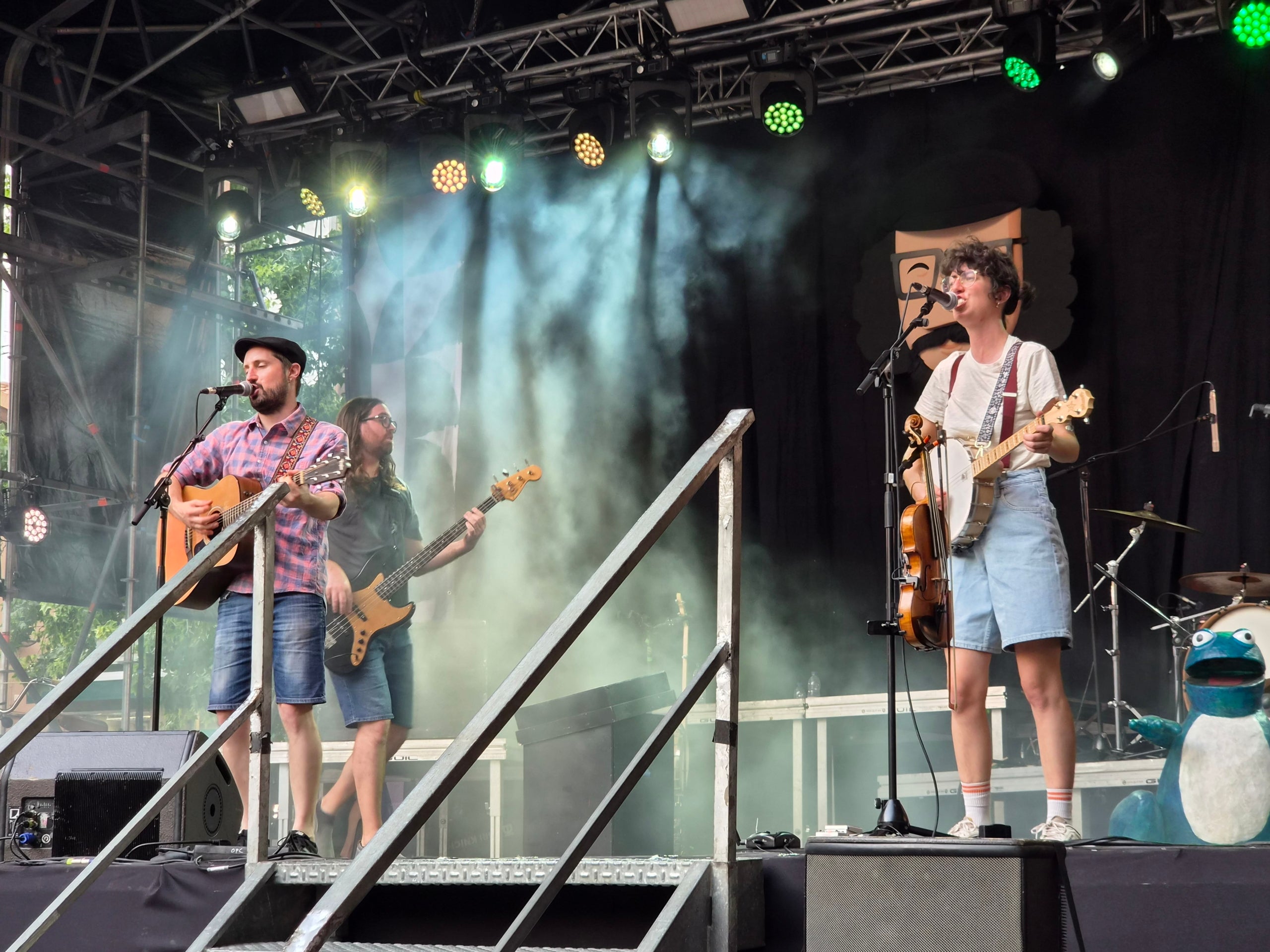La plaça Vella s’ha omplert aquest dilluns de famílies i canalla pel concert d’Ebri Knight. L’Albert, l'Alba, la Laia, en Toni i l’Arnau han fet ballar i cantar des de dalt de l’escenari al públic assistent que no ha perdut en cap moment el ritme. La banda ha presentat el seu projecte de música familiar “Bon vent!”, en el qual volen transmetre a les generacions del segle XXI l’esperit d'en Xesco Boix. La gira va començar el 2025, i ja porten centenars de concerts a les espatlles en què reivindiquen allò bàsic que no cal perdre: una infància feliç, connectada a la música i la cultura, a la comunitat i a la germanor.