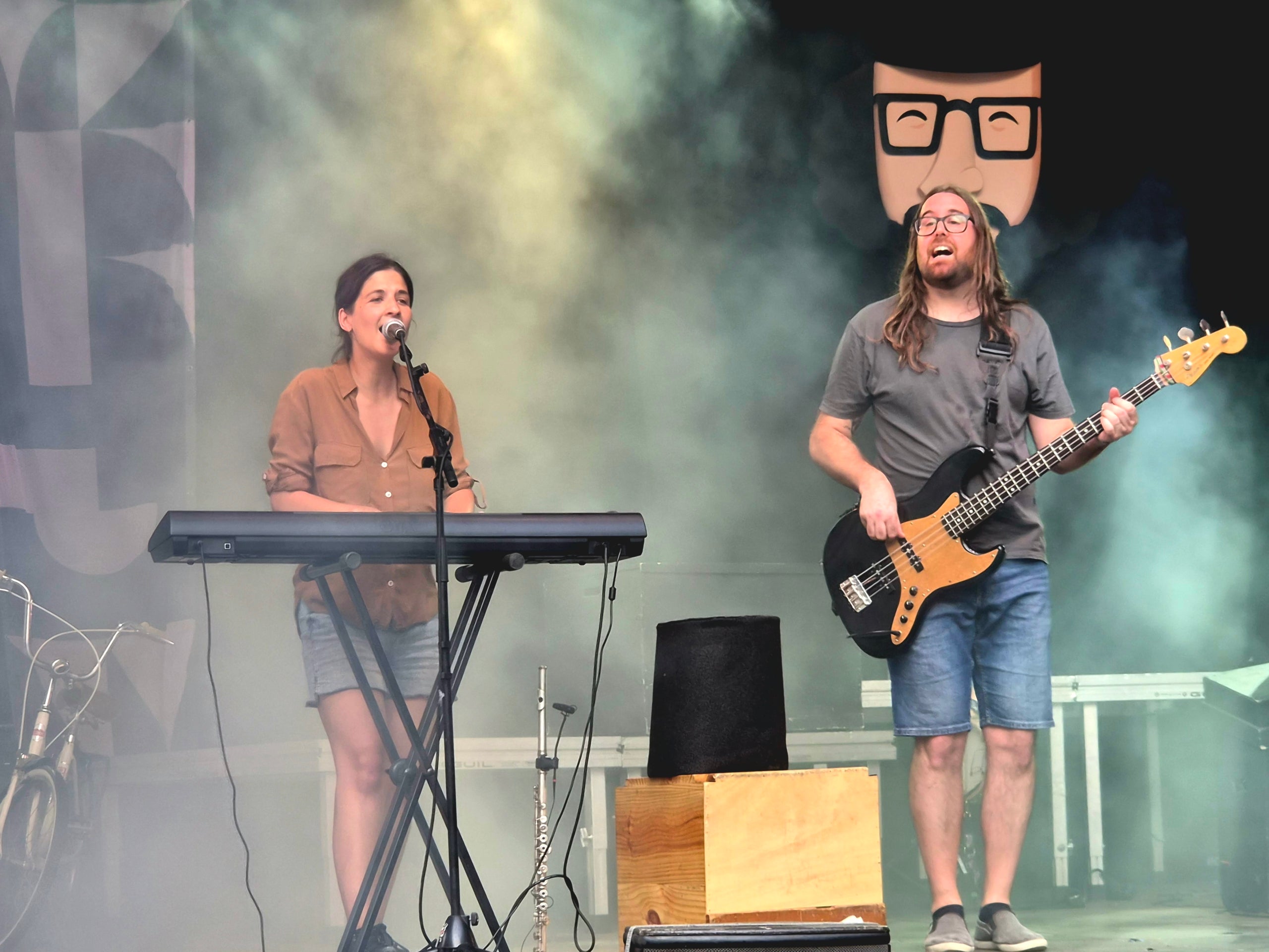 La plaça Vella s’ha omplert aquest dilluns de famílies i canalla pel concert d’Ebri Knight. L’Albert, l'Alba, la Laia, en Toni i l’Arnau han fet ballar i cantar des de dalt de l’escenari al públic assistent que no ha perdut en cap moment el ritme. La banda ha presentat el seu projecte de música familiar “Bon vent!”, en el qual volen transmetre a les generacions del segle XXI l’esperit d'en Xesco Boix. La gira va començar el 2025, i ja porten centenars de concerts a les espatlles en què reivindiquen allò bàsic que no cal perdre: una infància feliç, connectada a la música i la cultura, a la comunitat i a la germanor.