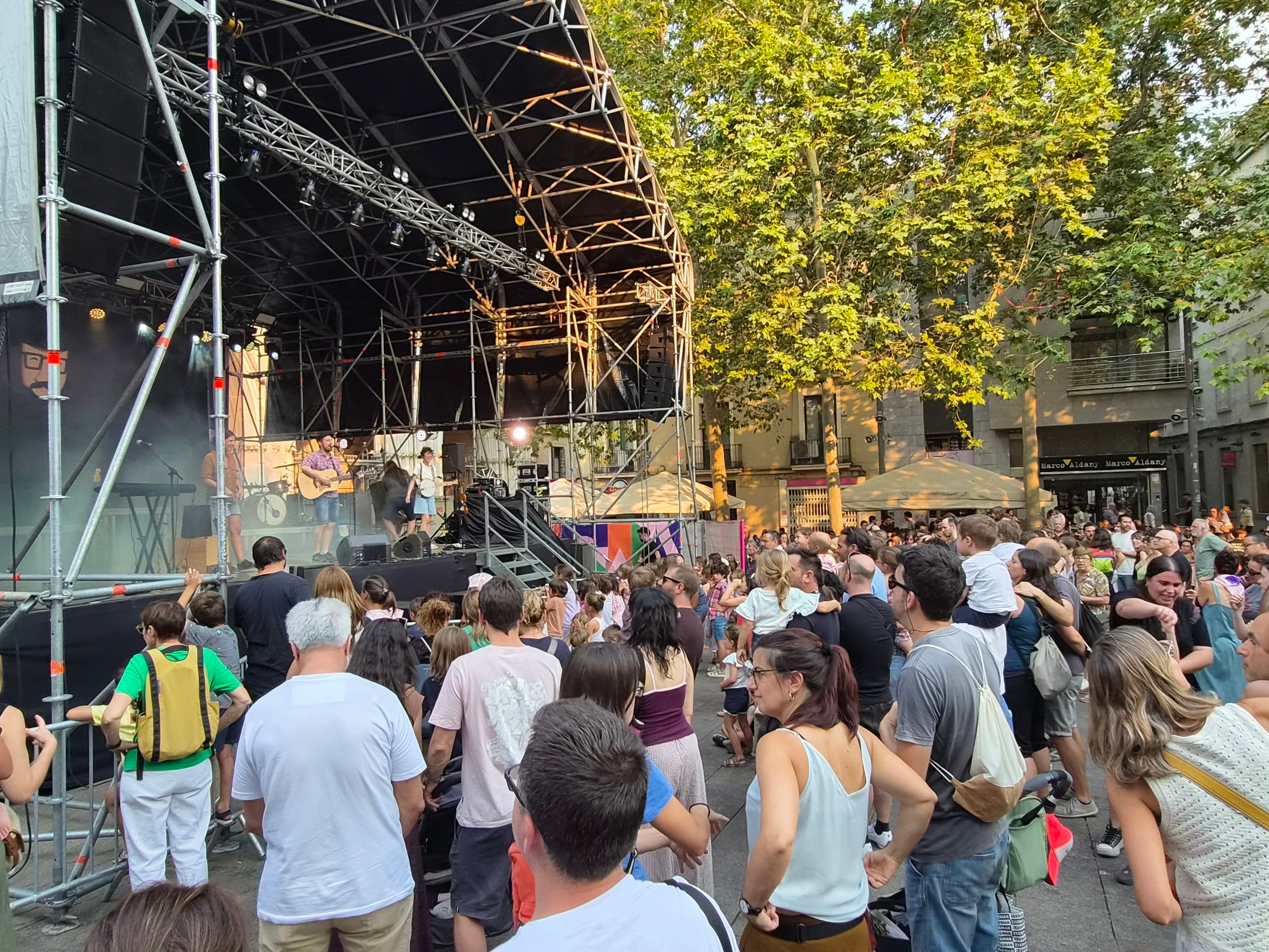 La plaça Vella s’ha omplert aquest dilluns de famílies i canalla pel concert d’Ebri Knight. L’Albert, l'Alba, la Laia, en Toni i l’Arnau han fet ballar i cantar des de dalt de l’escenari al públic assistent que no ha perdut en cap moment el ritme. La banda ha presentat el seu projecte de música familiar “Bon vent!”, en el qual volen transmetre a les generacions del segle XXI l’esperit d'en Xesco Boix. La gira va començar el 2025, i ja porten centenars de concerts a les espatlles en què reivindiquen allò bàsic que no cal perdre: una infància feliç, connectada a la música i la cultura, a la comunitat i a la germanor.
