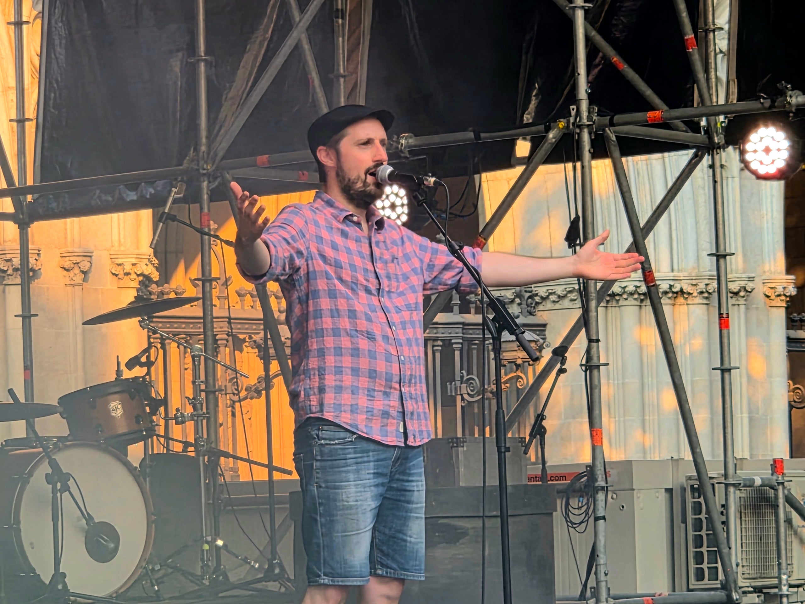 La plaça Vella s’ha omplert aquest dilluns de famílies i canalla pel concert d’Ebri Knight. L’Albert, l'Alba, la Laia, en Toni i l’Arnau han fet ballar i cantar des de dalt de l’escenari al públic assistent que no ha perdut en cap moment el ritme. La banda ha presentat el seu projecte de música familiar “Bon vent!”, en el qual volen transmetre a les generacions del segle XXI l’esperit d'en Xesco Boix. La gira va començar el 2025, i ja porten centenars de concerts a les espatlles en què reivindiquen allò bàsic que no cal perdre: una infància feliç, connectada a la música i la cultura, a la comunitat i a la germanor.