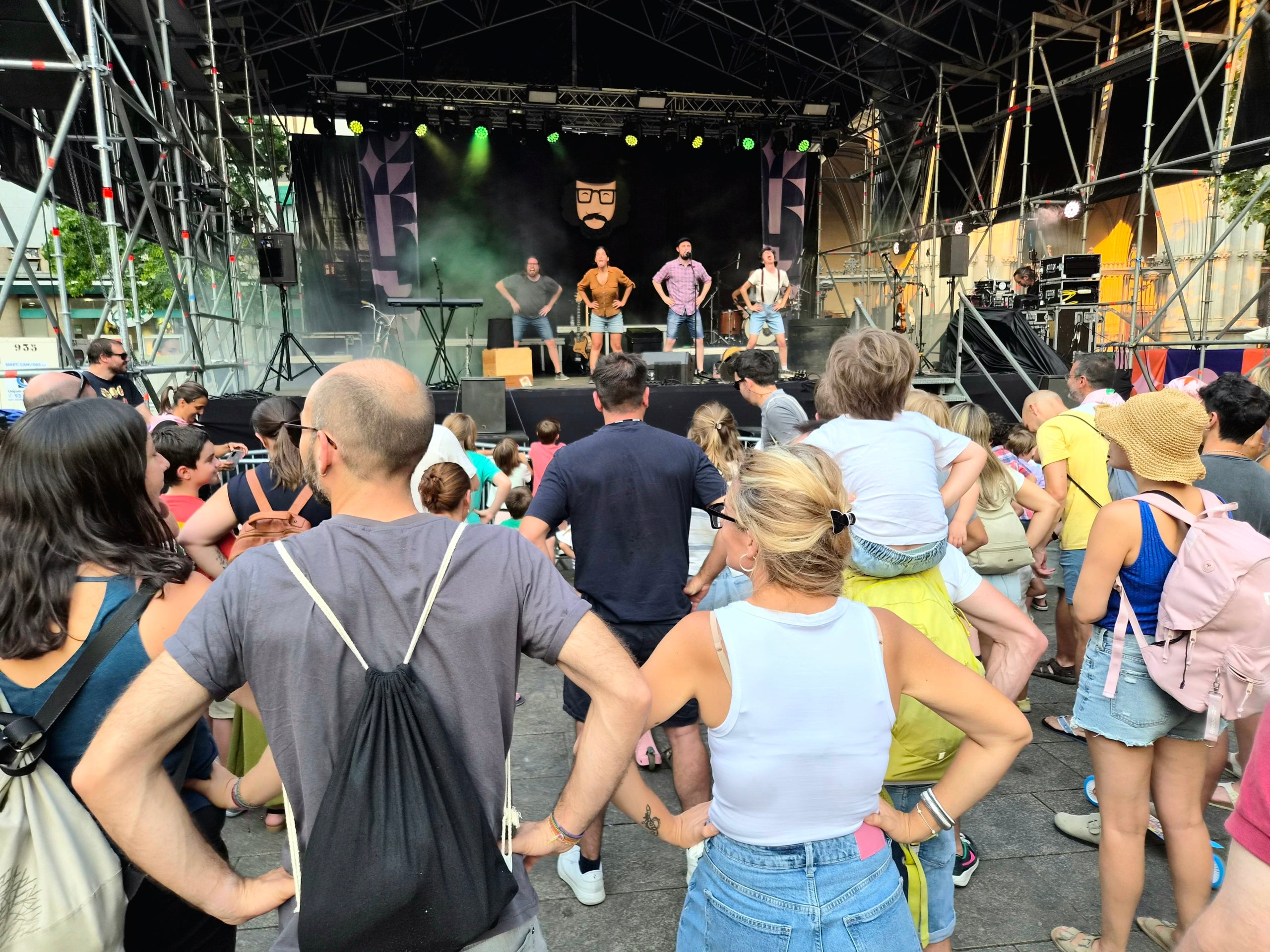 La plaça Vella s’ha omplert aquest dilluns de famílies i canalla pel concert d’Ebri Knight. L’Albert, l'Alba, la Laia, en Toni i l’Arnau han fet ballar i cantar des de dalt de l’escenari al públic assistent que no ha perdut en cap moment el ritme. La banda ha presentat el seu projecte de música familiar “Bon vent!”, en el qual volen transmetre a les generacions del segle XXI l’esperit d'en Xesco Boix. La gira va començar el 2025, i ja porten centenars de concerts a les espatlles en què reivindiquen allò bàsic que no cal perdre: una infància feliç, connectada a la música i la cultura, a la comunitat i a la germanor.