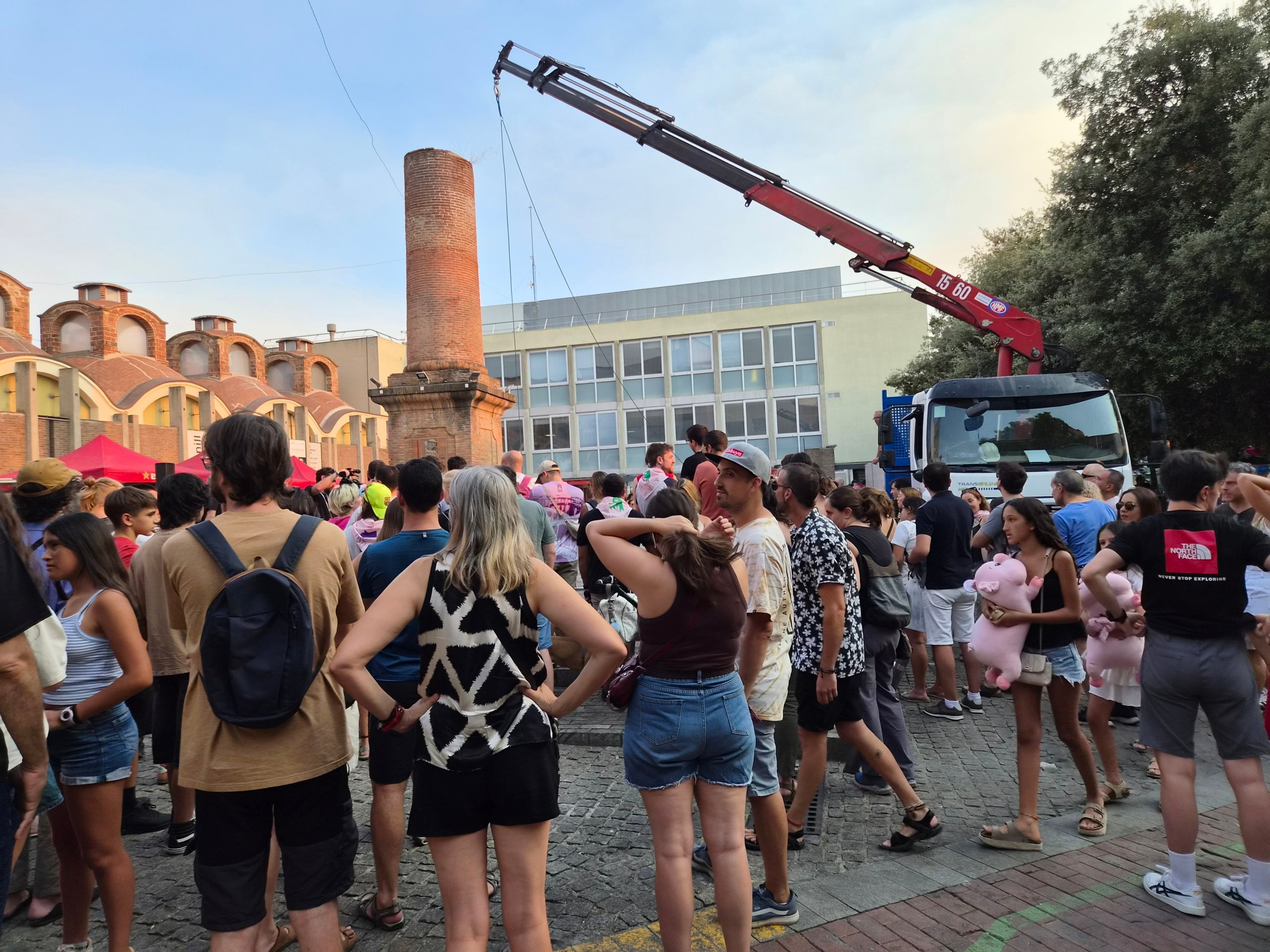 La plaça Didó va acollir aquest dilluns a la tarda dos dels grans clàssics de la Festa Major de Terrassa: la cursa de cambrers i el concurs d’apilar caixes. Ambdues activitats són organitzades pel Gremi Empresarial d’Hostaleria de Terrassa i Comarca i requereixen inscripció prèvia. Gran expectació per veure qui és el cambrer més ràpid i àgil de la ciutat en una competició que semblava en algun moment de trencament d’ampolles i copes. Una estona després, a la mateixa plaça, el concurs d’apilar caixes no va decebre -i va batre rècord de participanrs- i els més valents van posar a prova les seves habilitats i força per pujar com més amunt millor.