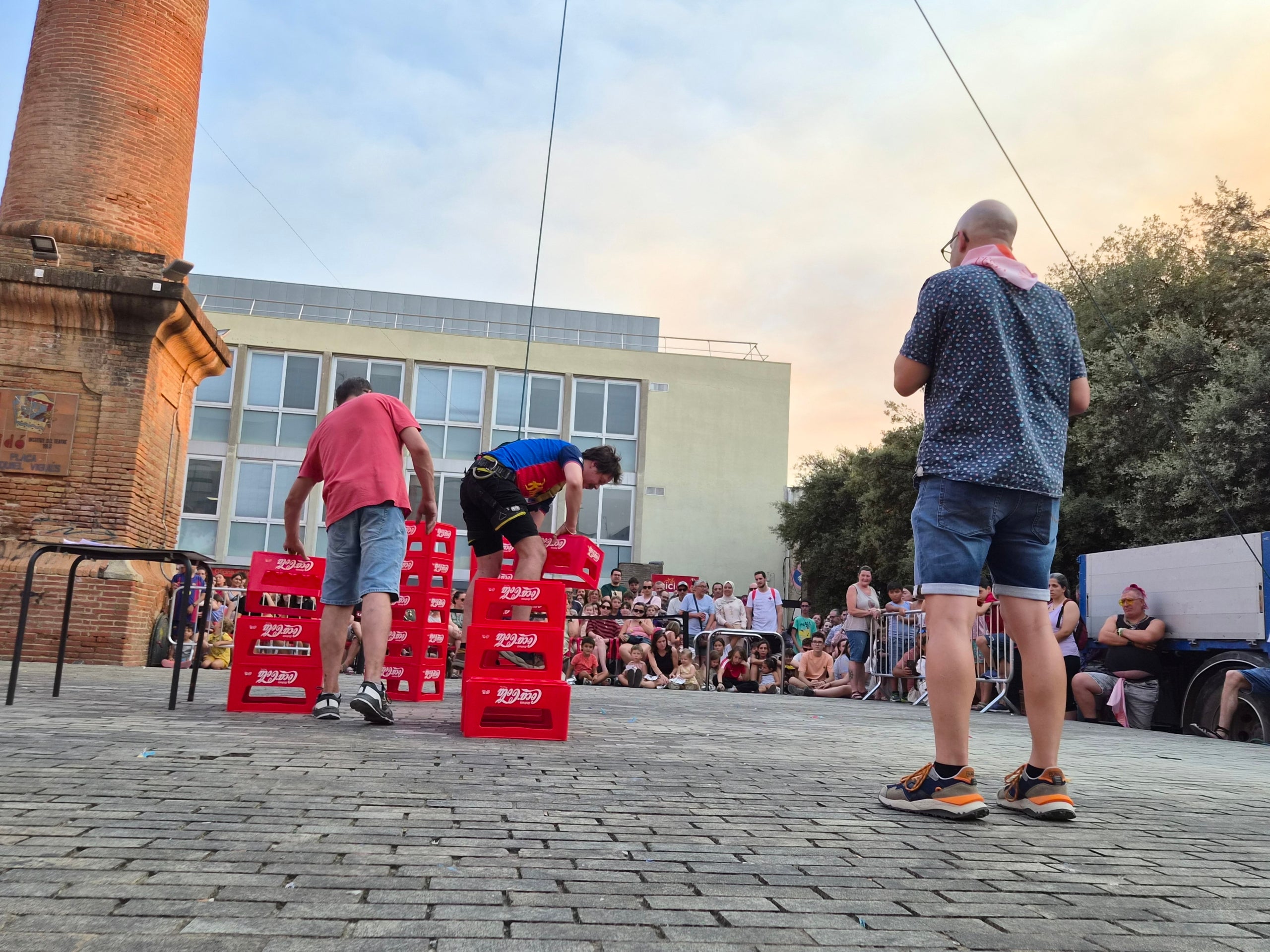 La plaça Didó va acollir aquest dilluns a la tarda dos dels grans clàssics de la Festa Major de Terrassa: la cursa de cambrers i el concurs d’apilar caixes. Ambdues activitats són organitzades pel Gremi Empresarial d’Hostaleria de Terrassa i Comarca i requereixen inscripció prèvia. Gran expectació per veure qui és el cambrer més ràpid i àgil de la ciutat en una competició que semblava en algun moment de trencament d’ampolles i copes. Una estona després, a la mateixa plaça, el concurs d’apilar caixes no va decebre -i va batre rècord de participanrs- i els més valents van posar a prova les seves habilitats i força per pujar com més amunt millor.