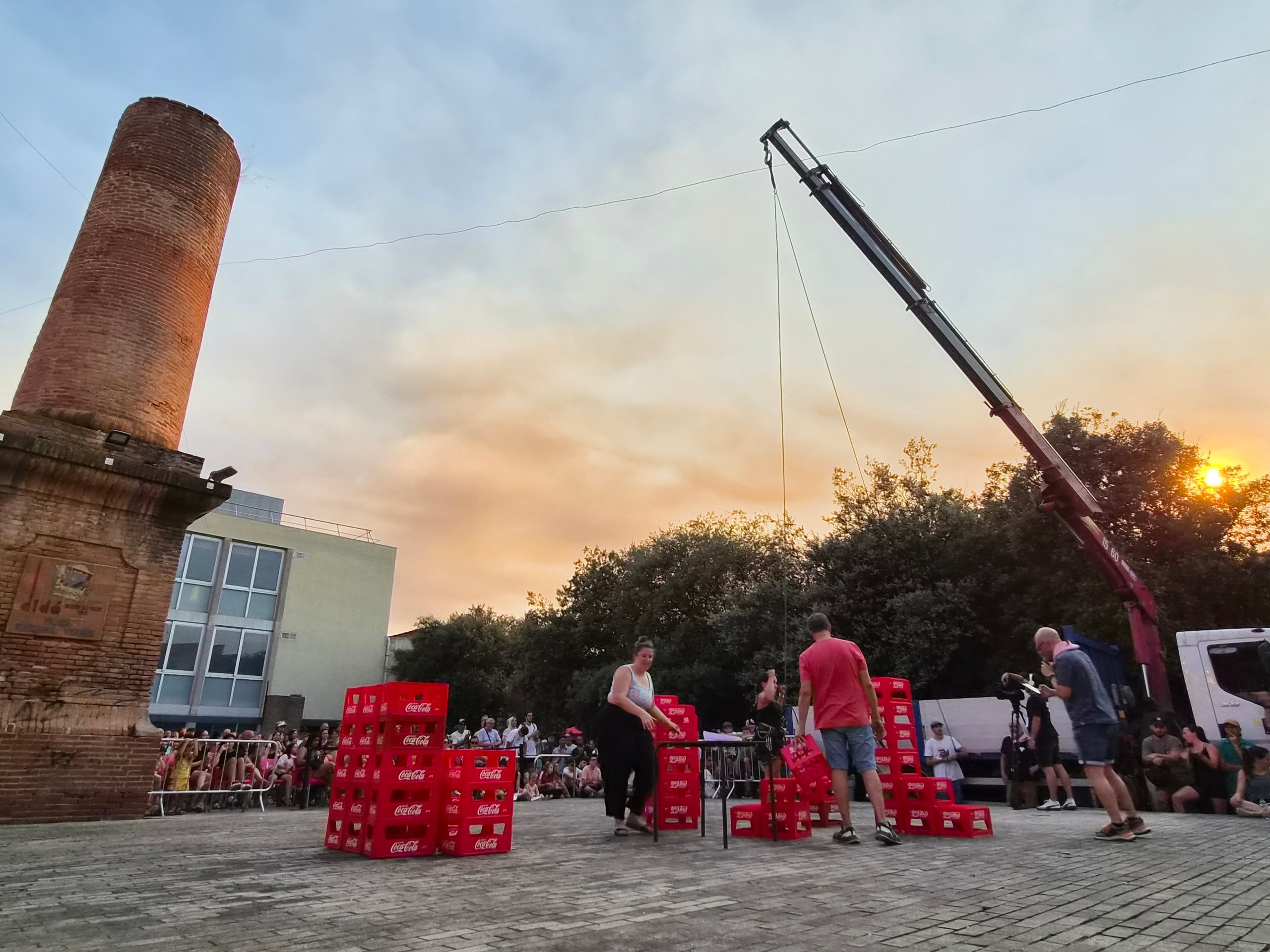 La plaça Didó va acollir aquest dilluns a la tarda dos dels grans clàssics de la Festa Major de Terrassa: la cursa de cambrers i el concurs d’apilar caixes. Ambdues activitats són organitzades pel Gremi Empresarial d’Hostaleria de Terrassa i Comarca i requereixen inscripció prèvia. Gran expectació per veure qui és el cambrer més ràpid i àgil de la ciutat en una competició que semblava en algun moment de trencament d’ampolles i copes. Una estona després, a la mateixa plaça, el concurs d’apilar caixes no va decebre -i va batre rècord de participanrs- i els més valents van posar a prova les seves habilitats i força per pujar com més amunt millor.