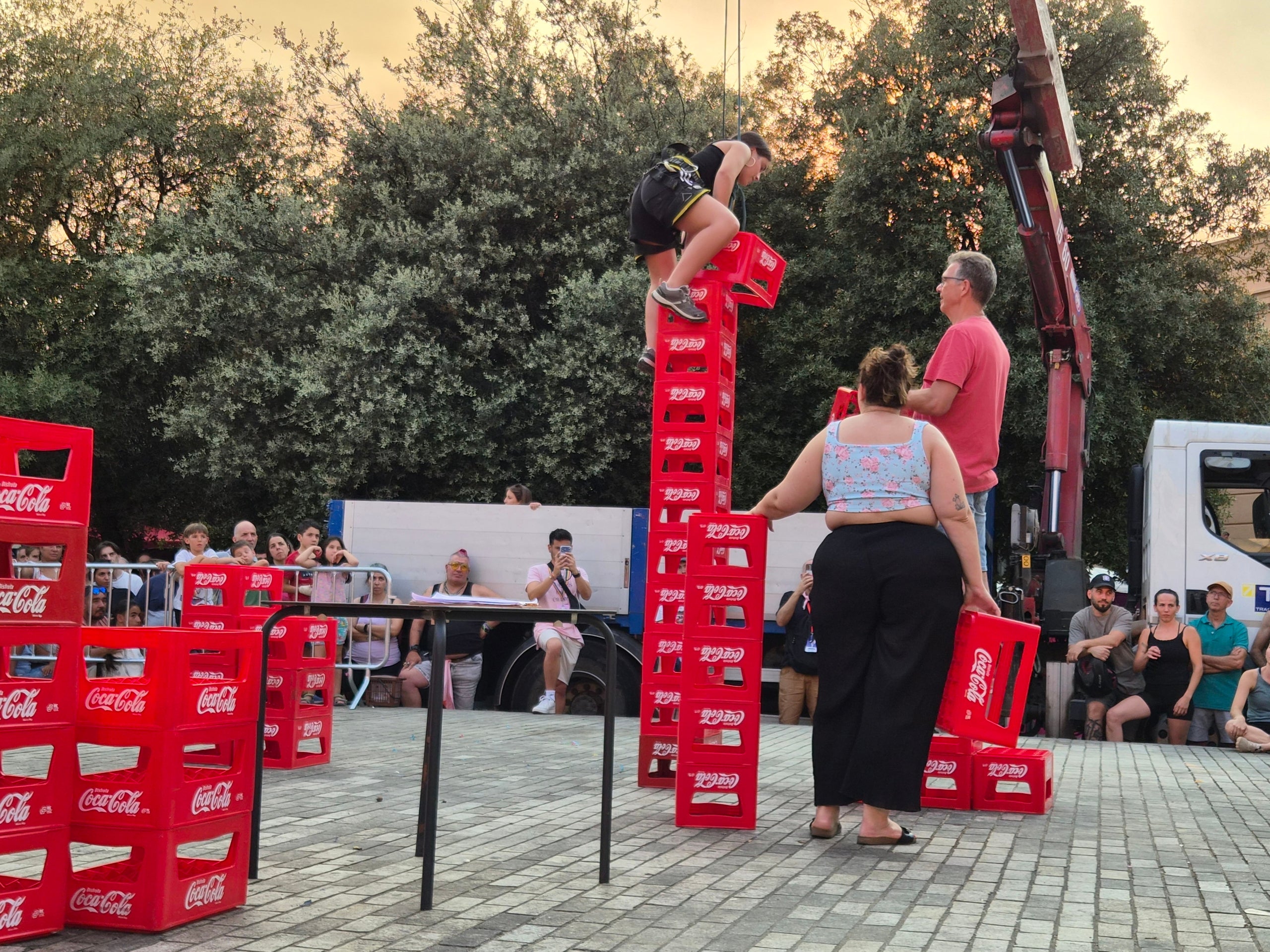 La plaça Didó va acollir aquest dilluns a la tarda dos dels grans clàssics de la Festa Major de Terrassa: la cursa de cambrers i el concurs d’apilar caixes. Ambdues activitats són organitzades pel Gremi Empresarial d’Hostaleria de Terrassa i Comarca i requereixen inscripció prèvia. Gran expectació per veure qui és el cambrer més ràpid i àgil de la ciutat en una competició que semblava en algun moment de trencament d’ampolles i copes. Una estona després, a la mateixa plaça, el concurs d’apilar caixes no va decebre -i va batre rècord de participanrs- i els més valents van posar a prova les seves habilitats i força per pujar com més amunt millor.