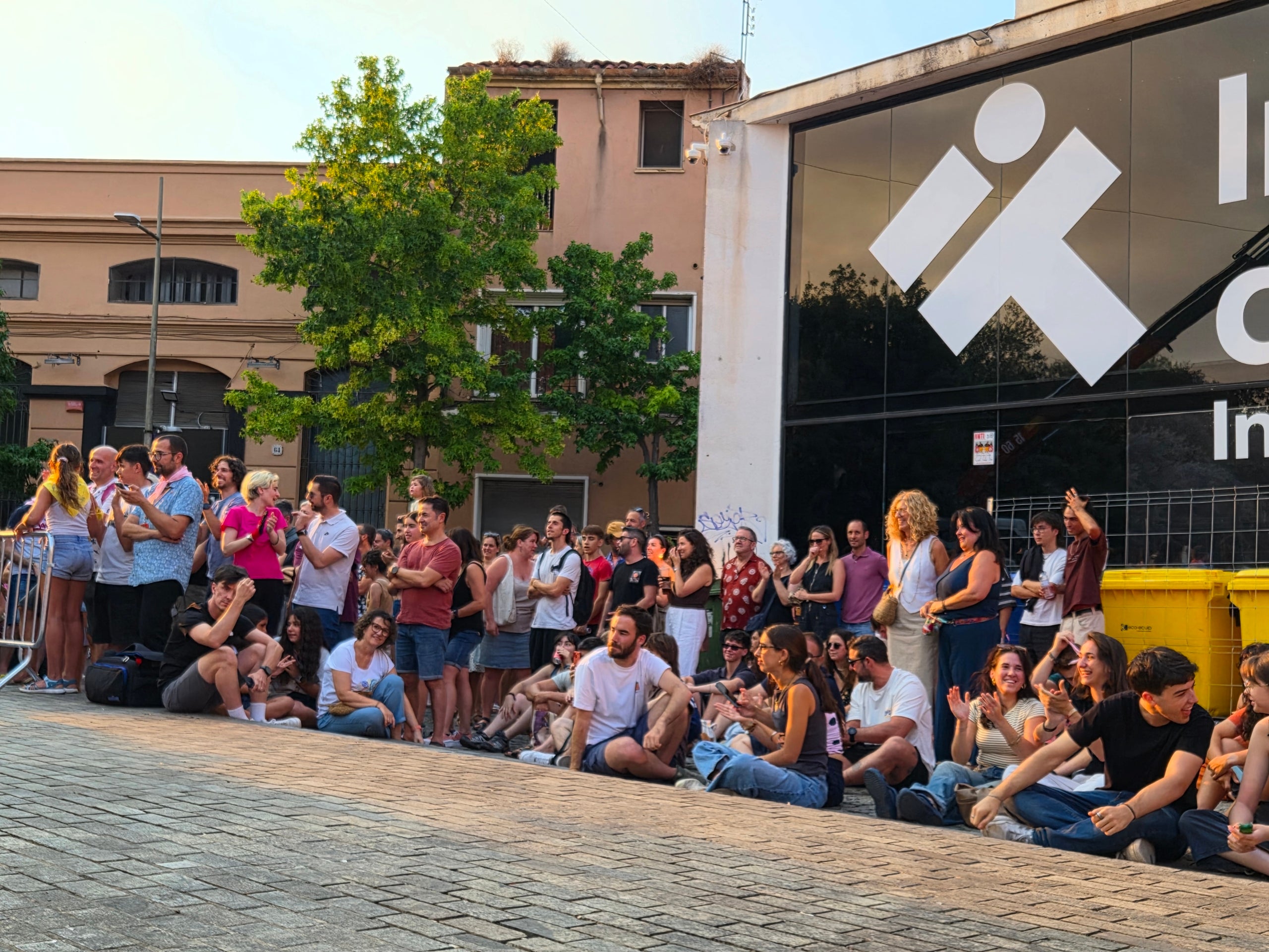 La plaça Didó va acollir aquest dilluns a la tarda dos dels grans clàssics de la Festa Major de Terrassa: la cursa de cambrers i el concurs d’apilar caixes. Ambdues activitats són organitzades pel Gremi Empresarial d’Hostaleria de Terrassa i Comarca i requereixen inscripció prèvia. Gran expectació per veure qui és el cambrer més ràpid i àgil de la ciutat en una competició que semblava en algun moment de trencament d’ampolles i copes. Una estona després, a la mateixa plaça, el concurs d’apilar caixes no va decebre -i va batre rècord de participanrs- i els més valents van posar a prova les seves habilitats i força per pujar com més amunt millor.