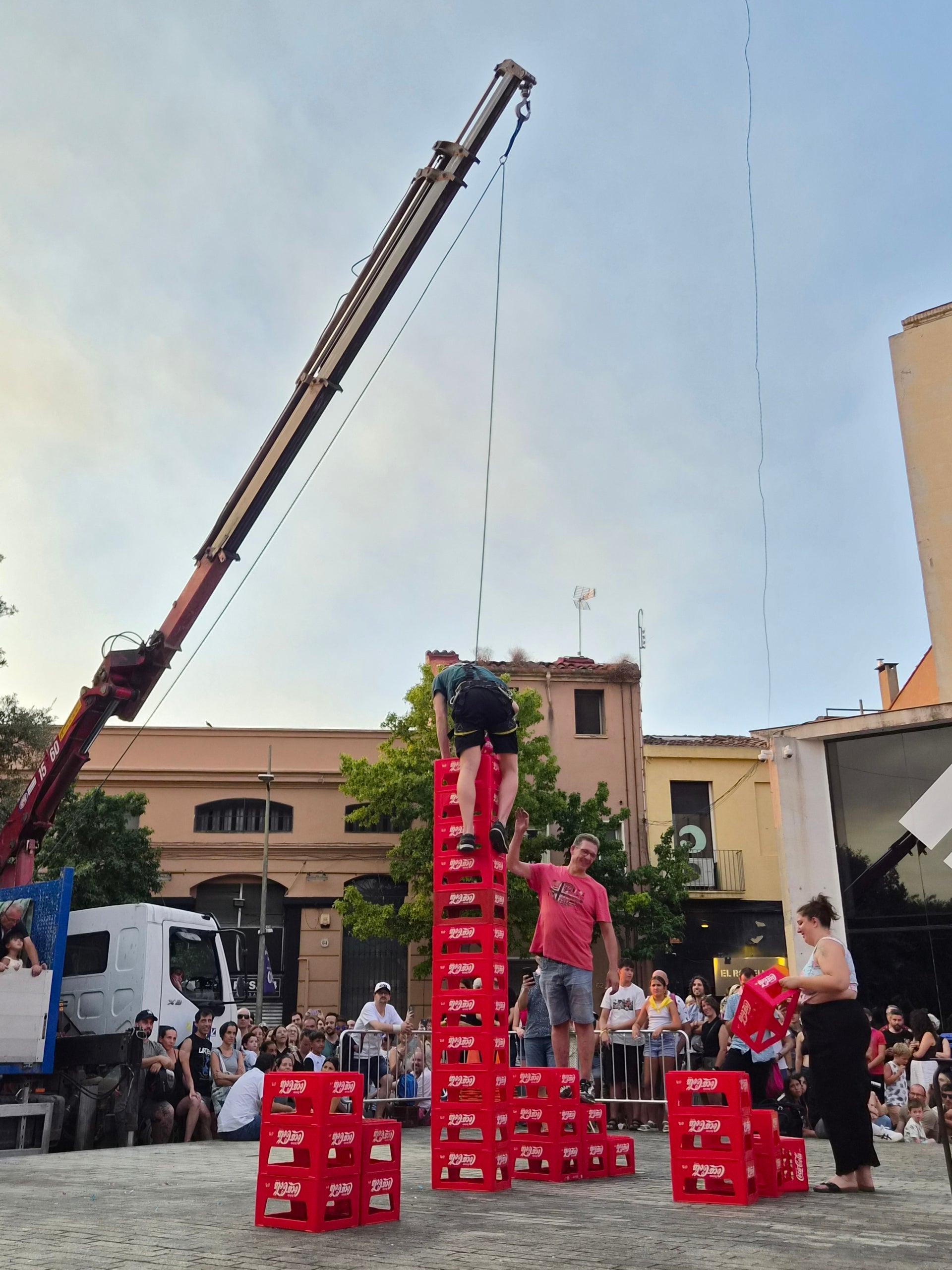 La plaça Didó va acollir aquest dilluns a la tarda dos dels grans clàssics de la Festa Major de Terrassa: la cursa de cambrers i el concurs d’apilar caixes. Ambdues activitats són organitzades pel Gremi Empresarial d’Hostaleria de Terrassa i Comarca i requereixen inscripció prèvia. Gran expectació per veure qui és el cambrer més ràpid i àgil de la ciutat en una competició que semblava en algun moment de trencament d’ampolles i copes. Una estona després, a la mateixa plaça, el concurs d’apilar caixes no va decebre -i va batre rècord de participanrs- i els més valents van posar a prova les seves habilitats i força per pujar com més amunt millor.
