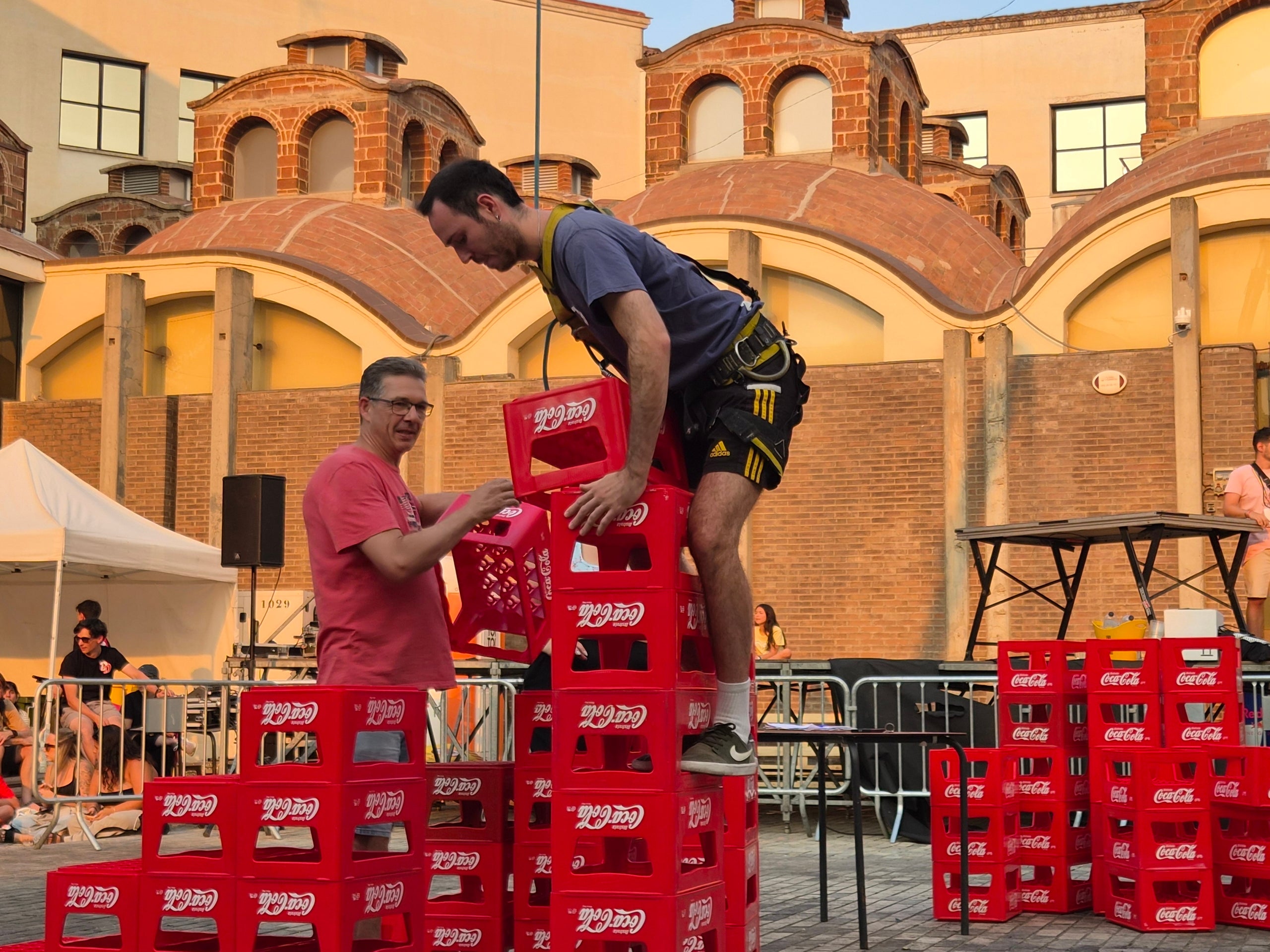 La plaça Didó va acollir aquest dilluns a la tarda dos dels grans clàssics de la Festa Major de Terrassa: la cursa de cambrers i el concurs d’apilar caixes. Ambdues activitats són organitzades pel Gremi Empresarial d’Hostaleria de Terrassa i Comarca i requereixen inscripció prèvia. Gran expectació per veure qui és el cambrer més ràpid i àgil de la ciutat en una competició que semblava en algun moment de trencament d’ampolles i copes. Una estona després, a la mateixa plaça, el concurs d’apilar caixes no va decebre -i va batre rècord de participanrs- i els més valents van posar a prova les seves habilitats i força per pujar com més amunt millor.