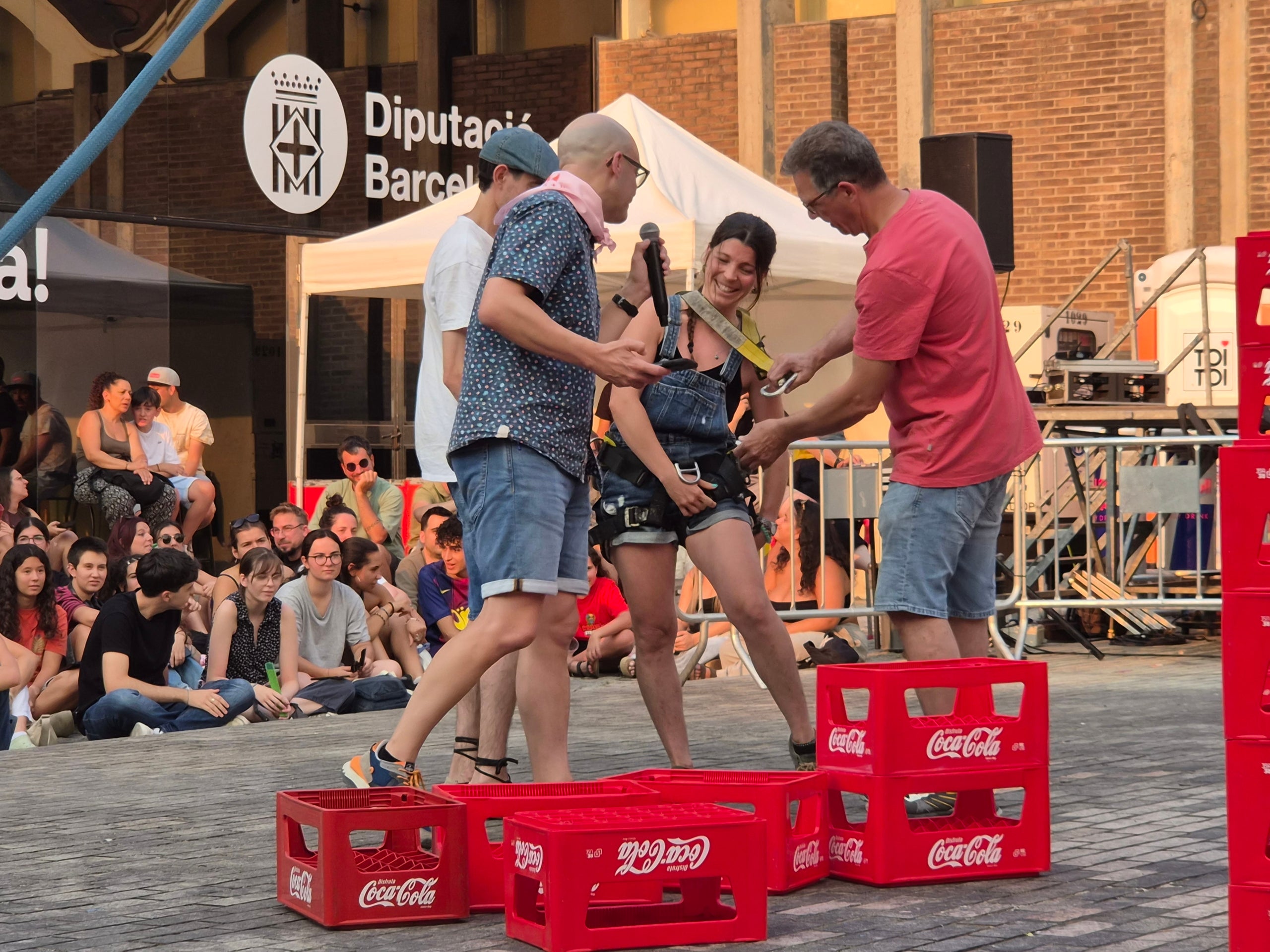La plaça Didó va acollir aquest dilluns a la tarda dos dels grans clàssics de la Festa Major de Terrassa: la cursa de cambrers i el concurs d’apilar caixes. Ambdues activitats són organitzades pel Gremi Empresarial d’Hostaleria de Terrassa i Comarca i requereixen inscripció prèvia. Gran expectació per veure qui és el cambrer més ràpid i àgil de la ciutat en una competició que semblava en algun moment de trencament d’ampolles i copes. Una estona després, a la mateixa plaça, el concurs d’apilar caixes no va decebre -i va batre rècord de participanrs- i els més valents van posar a prova les seves habilitats i força per pujar com més amunt millor.