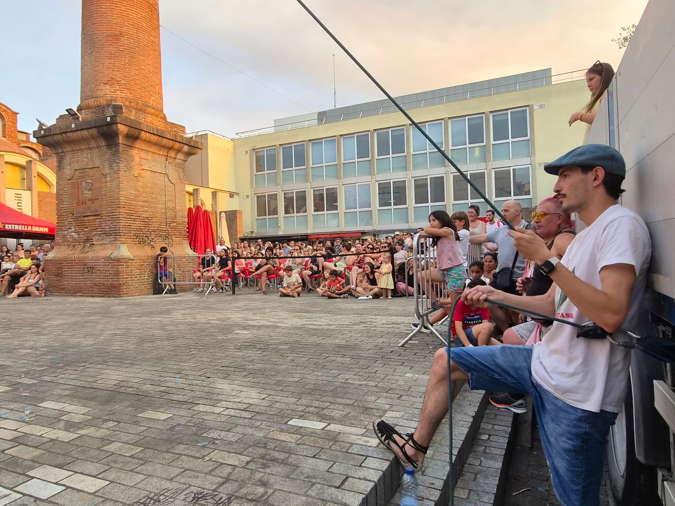 La plaça Didó va acollir aquest dilluns a la tarda dos dels grans clàssics de la Festa Major de Terrassa: la cursa de cambrers i el concurs d’apilar caixes. Ambdues activitats són organitzades pel Gremi Empresarial d’Hostaleria de Terrassa i Comarca i requereixen inscripció prèvia. Gran expectació per veure qui és el cambrer més ràpid i àgil de la ciutat en una competició que semblava en algun moment de trencament d’ampolles i copes. Una estona després, a la mateixa plaça, el concurs d’apilar caixes no va decebre -i va batre rècord de participanrs- i els més valents van posar a prova les seves habilitats i força per pujar com més amunt millor.