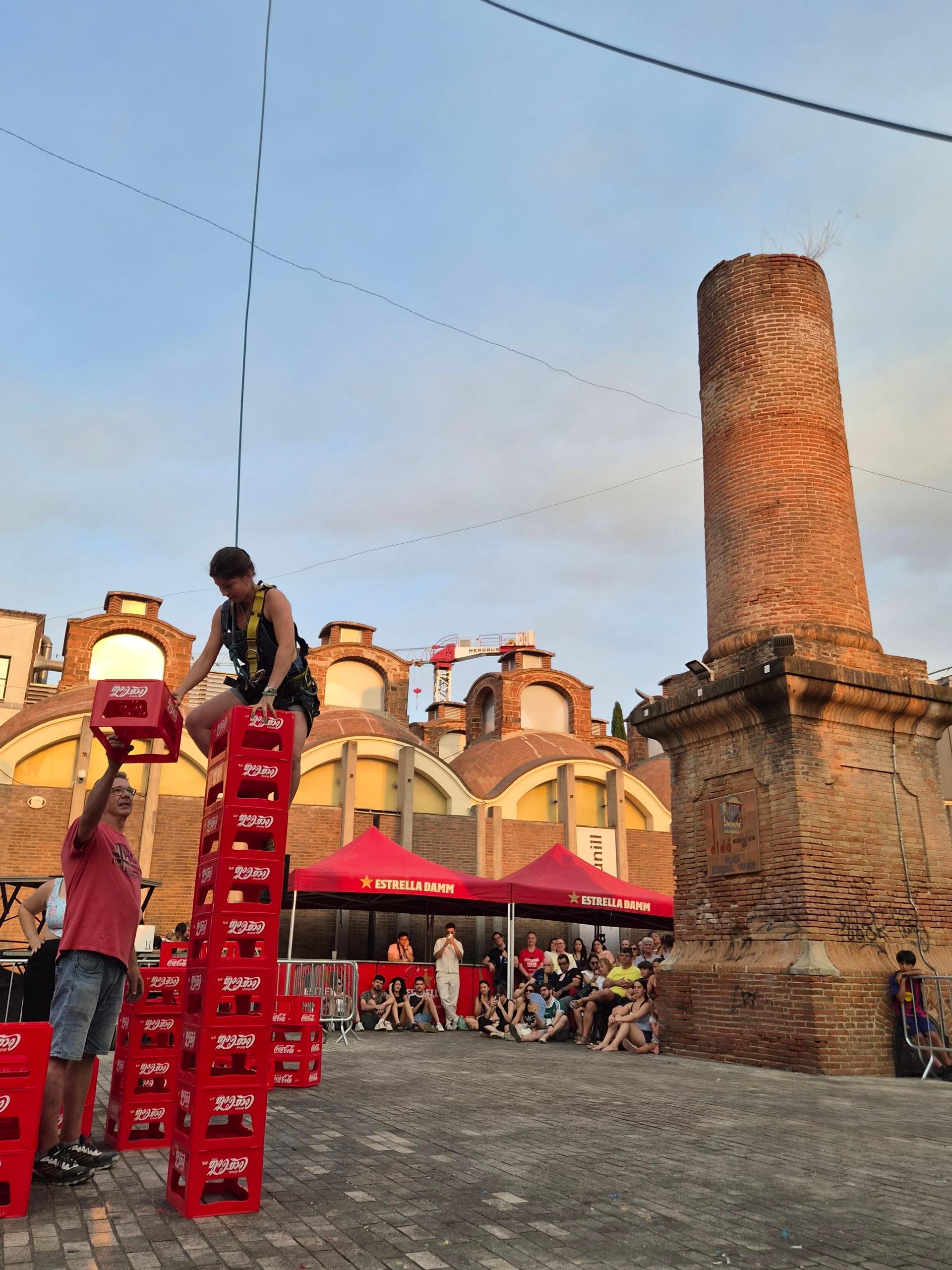 La plaça Didó va acollir aquest dilluns a la tarda dos dels grans clàssics de la Festa Major de Terrassa: la cursa de cambrers i el concurs d’apilar caixes. Ambdues activitats són organitzades pel Gremi Empresarial d’Hostaleria de Terrassa i Comarca i requereixen inscripció prèvia. Gran expectació per veure qui és el cambrer més ràpid i àgil de la ciutat en una competició que semblava en algun moment de trencament d’ampolles i copes. Una estona després, a la mateixa plaça, el concurs d’apilar caixes no va decebre -i va batre rècord de participanrs- i els més valents van posar a prova les seves habilitats i força per pujar com més amunt millor.