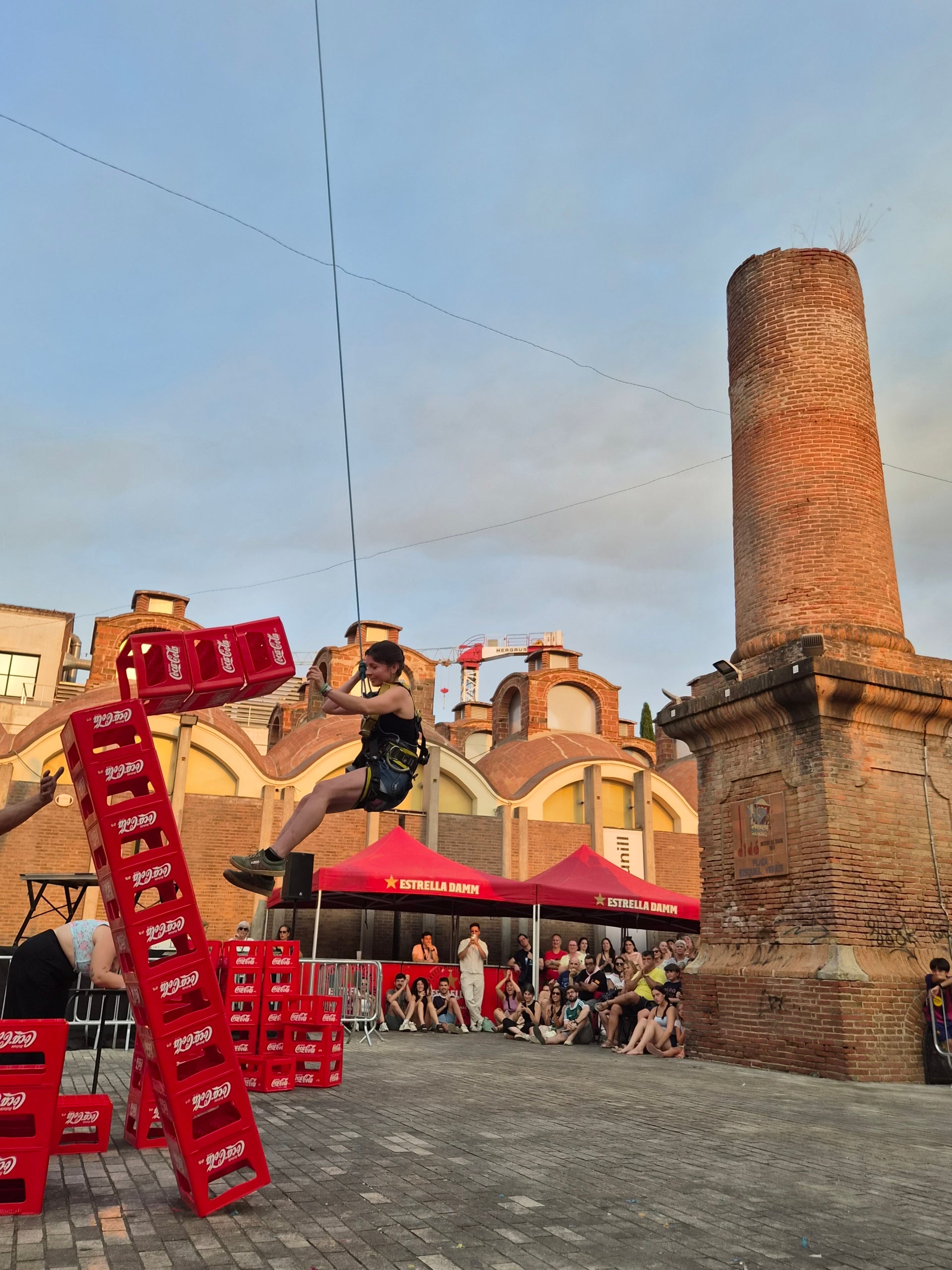 La plaça Didó va acollir aquest dilluns a la tarda dos dels grans clàssics de la Festa Major de Terrassa: la cursa de cambrers i el concurs d’apilar caixes. Ambdues activitats són organitzades pel Gremi Empresarial d’Hostaleria de Terrassa i Comarca i requereixen inscripció prèvia. Gran expectació per veure qui és el cambrer més ràpid i àgil de la ciutat en una competició que semblava en algun moment de trencament d’ampolles i copes. Una estona després, a la mateixa plaça, el concurs d’apilar caixes no va decebre -i va batre rècord de participanrs- i els més valents van posar a prova les seves habilitats i força per pujar com més amunt millor.