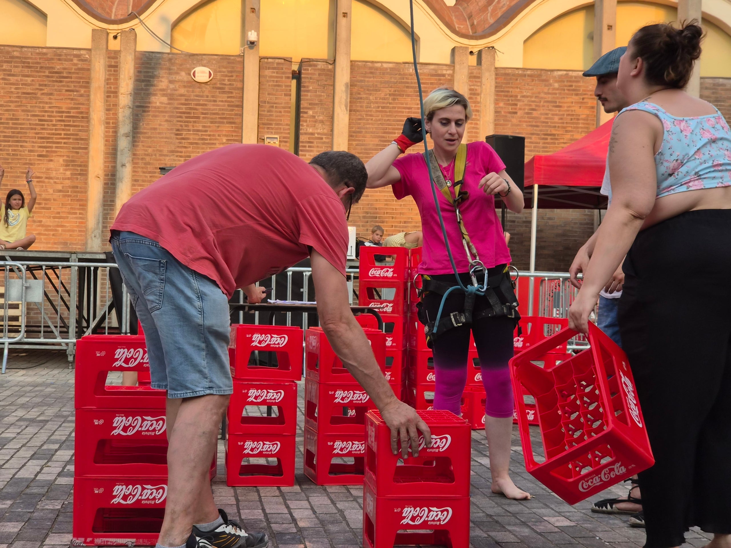 La plaça Didó va acollir aquest dilluns a la tarda dos dels grans clàssics de la Festa Major de Terrassa: la cursa de cambrers i el concurs d’apilar caixes. Ambdues activitats són organitzades pel Gremi Empresarial d’Hostaleria de Terrassa i Comarca i requereixen inscripció prèvia. Gran expectació per veure qui és el cambrer més ràpid i àgil de la ciutat en una competició que semblava en algun moment de trencament d’ampolles i copes. Una estona després, a la mateixa plaça, el concurs d’apilar caixes no va decebre -i va batre rècord de participanrs- i els més valents van posar a prova les seves habilitats i força per pujar com més amunt millor.