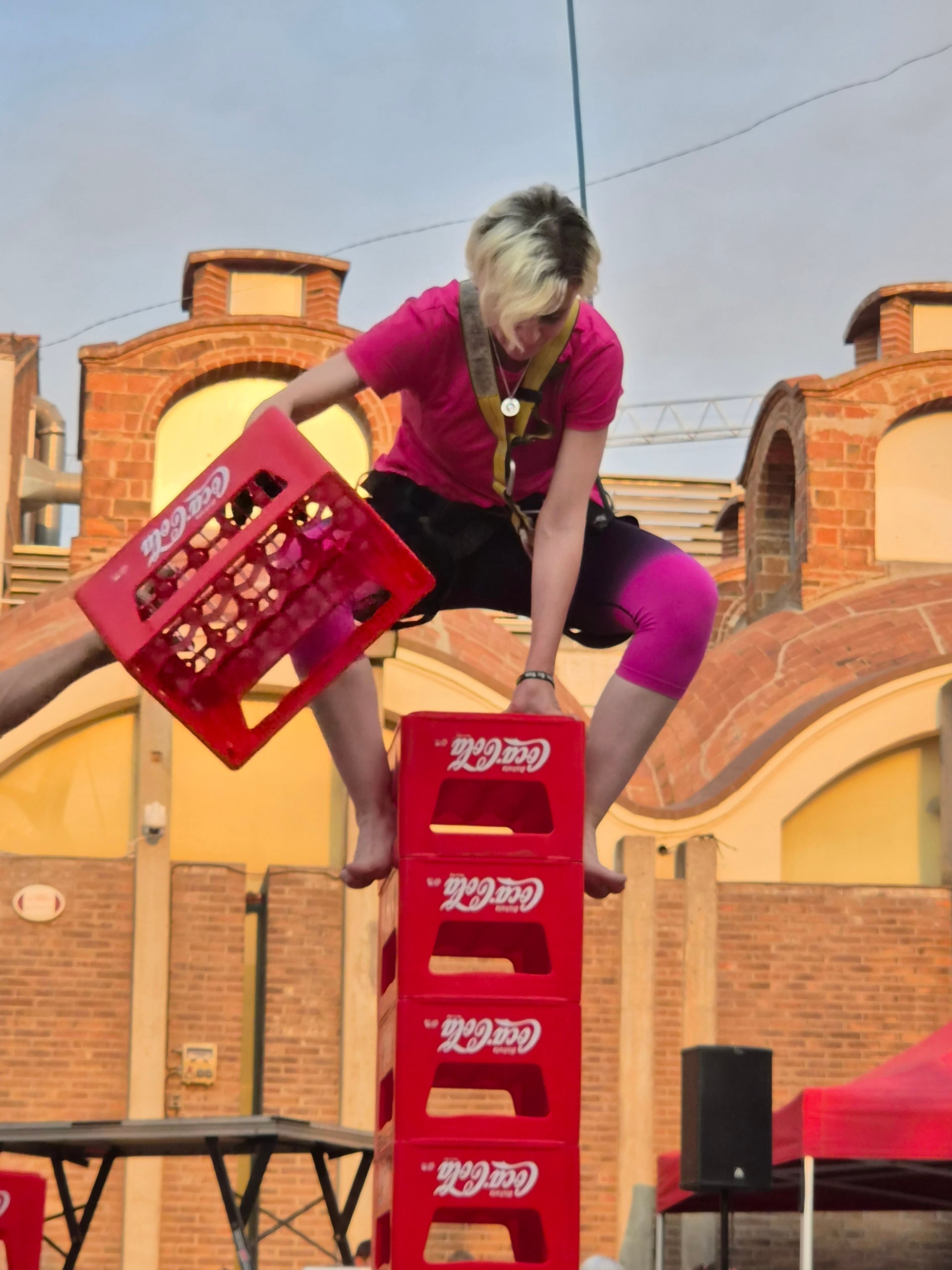 La plaça Didó va acollir aquest dilluns a la tarda dos dels grans clàssics de la Festa Major de Terrassa: la cursa de cambrers i el concurs d’apilar caixes. Ambdues activitats són organitzades pel Gremi Empresarial d’Hostaleria de Terrassa i Comarca i requereixen inscripció prèvia. Gran expectació per veure qui és el cambrer més ràpid i àgil de la ciutat en una competició que semblava en algun moment de trencament d’ampolles i copes. Una estona després, a la mateixa plaça, el concurs d’apilar caixes no va decebre -i va batre rècord de participanrs- i els més valents van posar a prova les seves habilitats i força per pujar com més amunt millor.