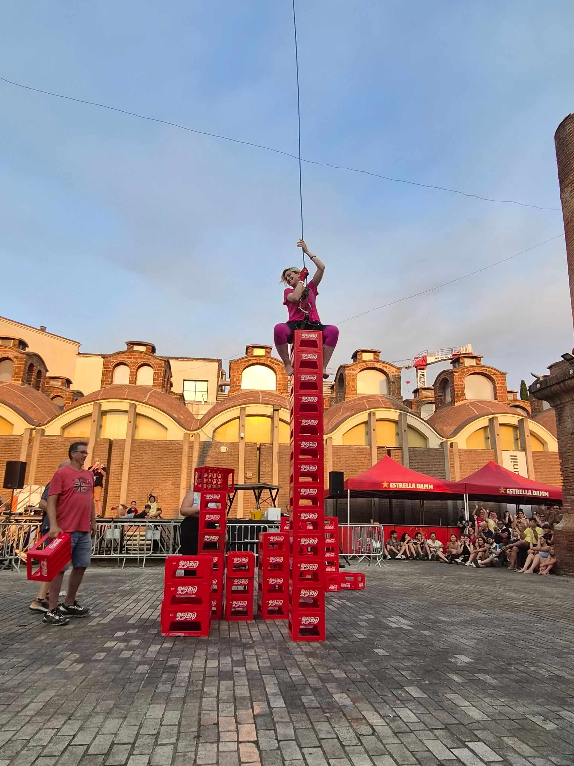 La plaça Didó va acollir aquest dilluns a la tarda dos dels grans clàssics de la Festa Major de Terrassa: la cursa de cambrers i el concurs d’apilar caixes. Ambdues activitats són organitzades pel Gremi Empresarial d’Hostaleria de Terrassa i Comarca i requereixen inscripció prèvia. Gran expectació per veure qui és el cambrer més ràpid i àgil de la ciutat en una competició que semblava en algun moment de trencament d’ampolles i copes. Una estona després, a la mateixa plaça, el concurs d’apilar caixes no va decebre -i va batre rècord de participanrs- i els més valents van posar a prova les seves habilitats i força per pujar com més amunt millor.