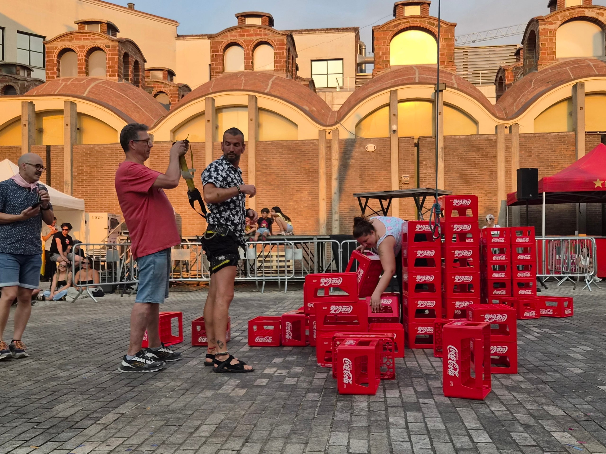 La plaça Didó va acollir aquest dilluns a la tarda dos dels grans clàssics de la Festa Major de Terrassa: la cursa de cambrers i el concurs d’apilar caixes. Ambdues activitats són organitzades pel Gremi Empresarial d’Hostaleria de Terrassa i Comarca i requereixen inscripció prèvia. Gran expectació per veure qui és el cambrer més ràpid i àgil de la ciutat en una competició que semblava en algun moment de trencament d’ampolles i copes. Una estona després, a la mateixa plaça, el concurs d’apilar caixes no va decebre -i va batre rècord de participanrs- i els més valents van posar a prova les seves habilitats i força per pujar com més amunt millor.