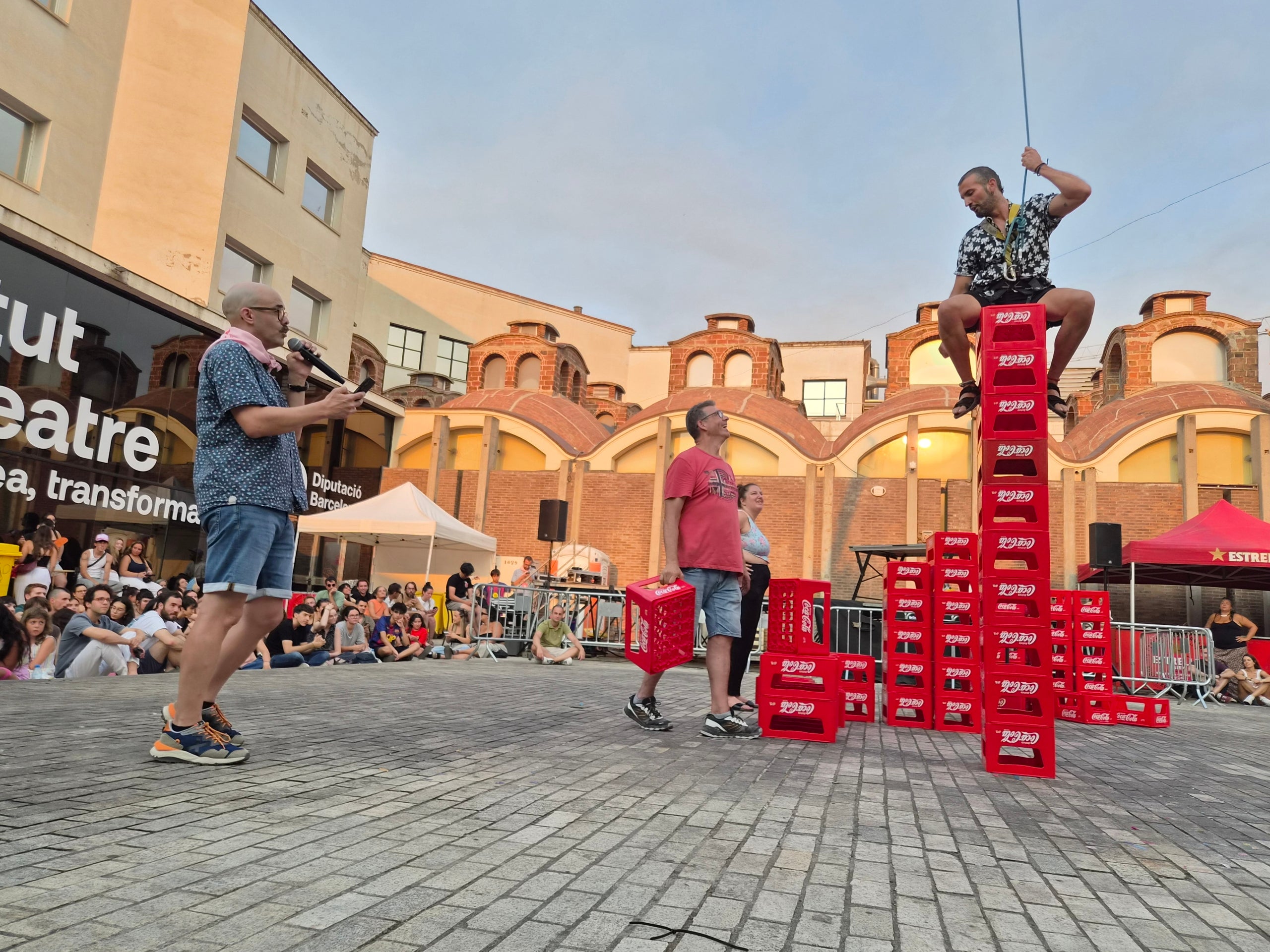 La plaça Didó va acollir aquest dilluns a la tarda dos dels grans clàssics de la Festa Major de Terrassa: la cursa de cambrers i el concurs d’apilar caixes. Ambdues activitats són organitzades pel Gremi Empresarial d’Hostaleria de Terrassa i Comarca i requereixen inscripció prèvia. Gran expectació per veure qui és el cambrer més ràpid i àgil de la ciutat en una competició que semblava en algun moment de trencament d’ampolles i copes. Una estona després, a la mateixa plaça, el concurs d’apilar caixes no va decebre -i va batre rècord de participanrs- i els més valents van posar a prova les seves habilitats i força per pujar com més amunt millor.