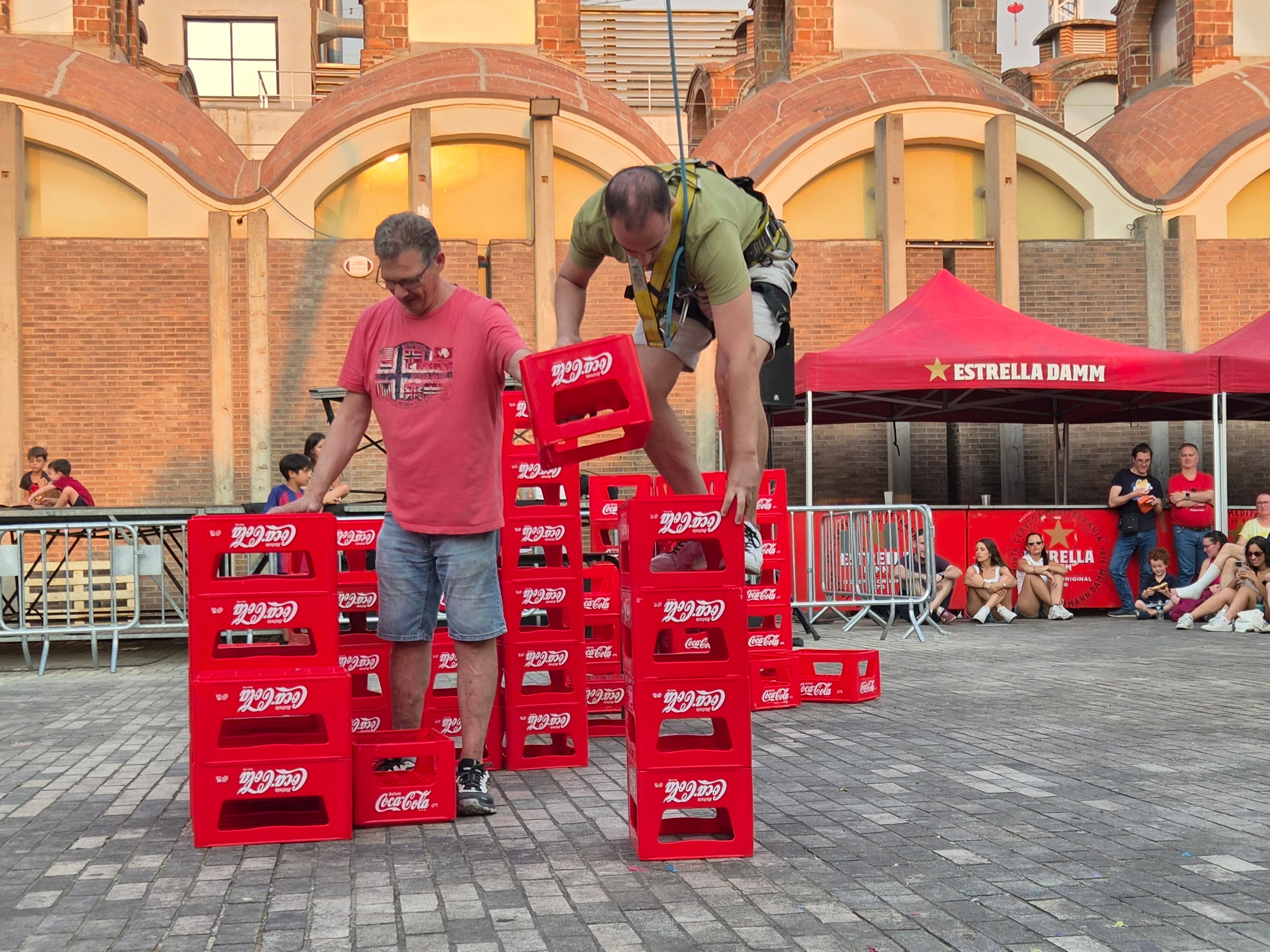 La plaça Didó va acollir aquest dilluns a la tarda dos dels grans clàssics de la Festa Major de Terrassa: la cursa de cambrers i el concurs d’apilar caixes. Ambdues activitats són organitzades pel Gremi Empresarial d’Hostaleria de Terrassa i Comarca i requereixen inscripció prèvia. Gran expectació per veure qui és el cambrer més ràpid i àgil de la ciutat en una competició que semblava en algun moment de trencament d’ampolles i copes. Una estona després, a la mateixa plaça, el concurs d’apilar caixes no va decebre -i va batre rècord de participanrs- i els més valents van posar a prova les seves habilitats i força per pujar com més amunt millor.